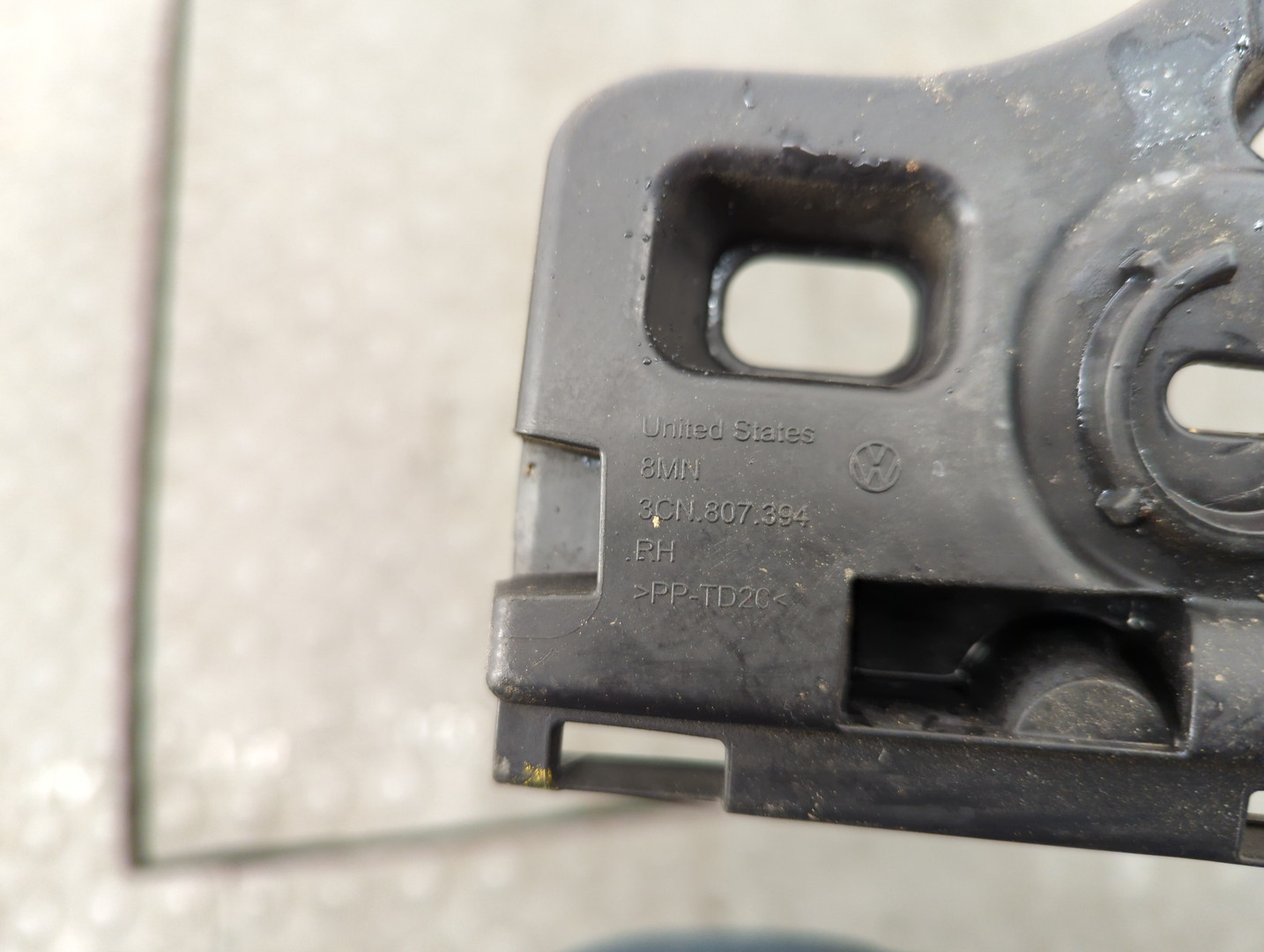 Кронштейн заднего бампера правый