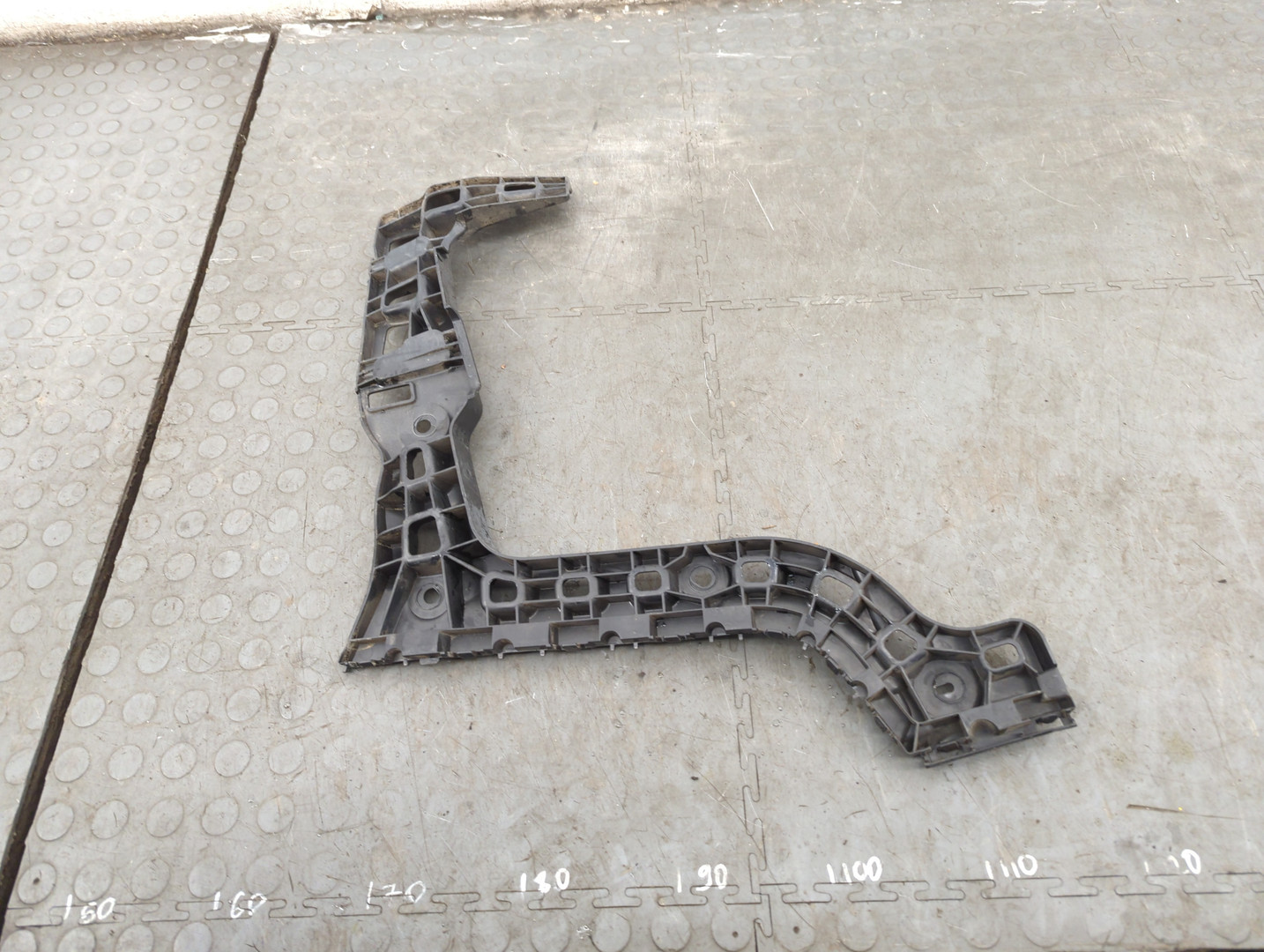 Кронштейн заднего бампера правый