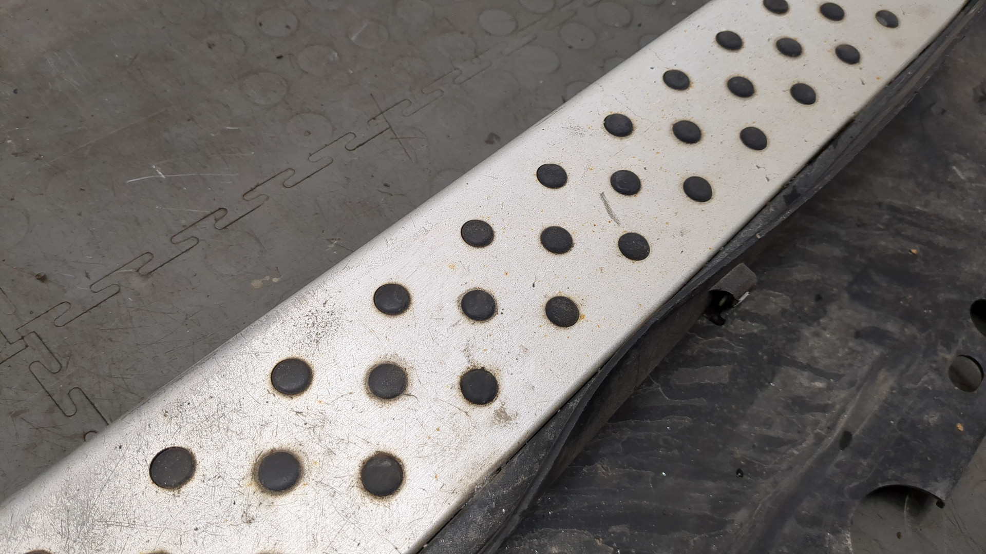 Подножка левая