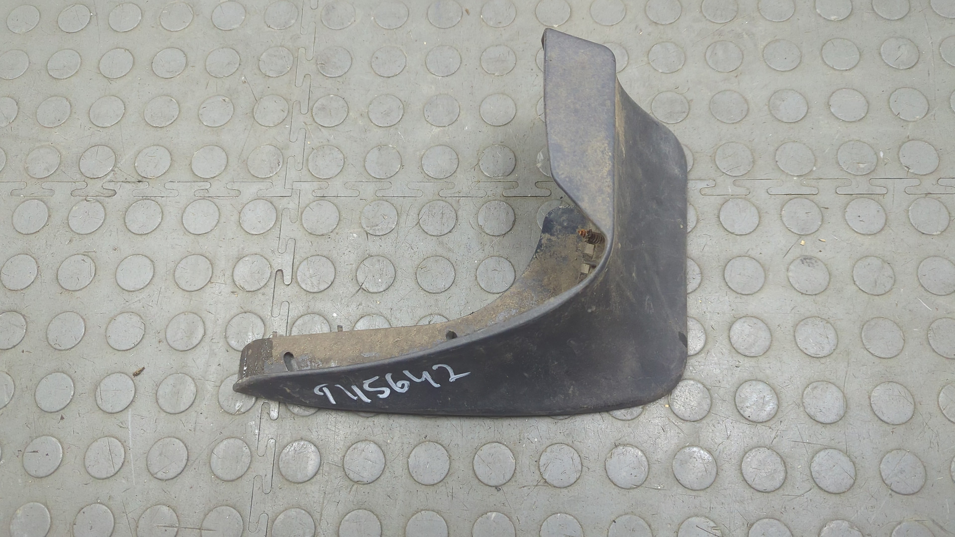 Брызговик задний левый