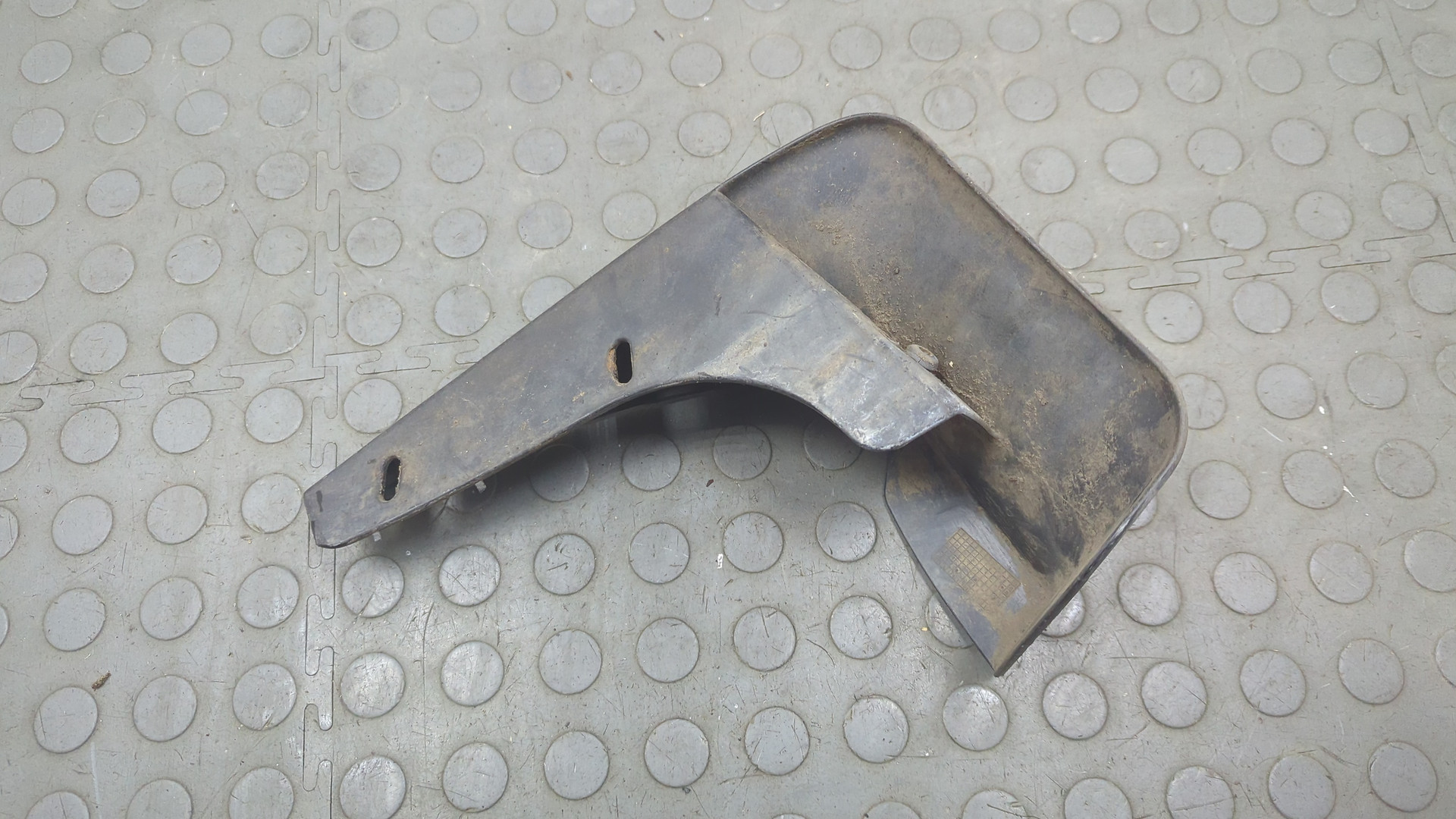 Брызговик задний левый