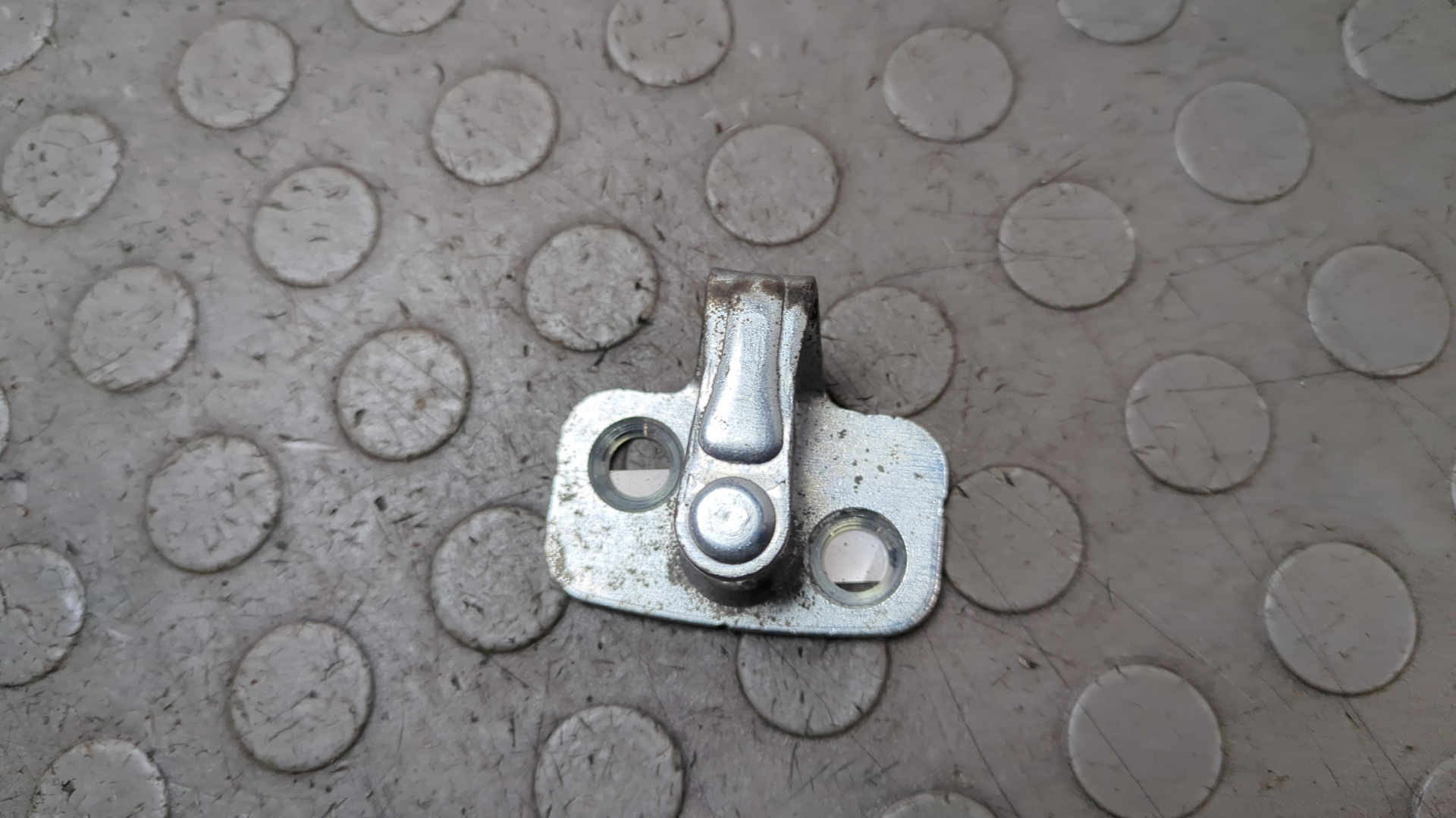 Замок двери задней левой