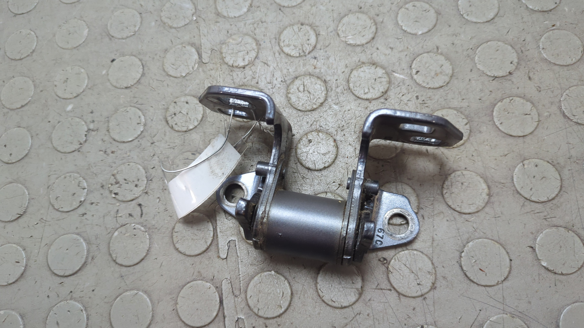 Петля двери