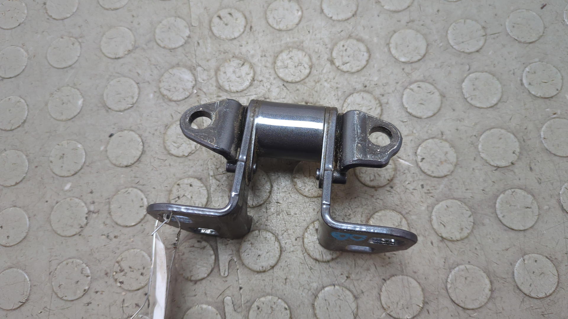 Петля двери