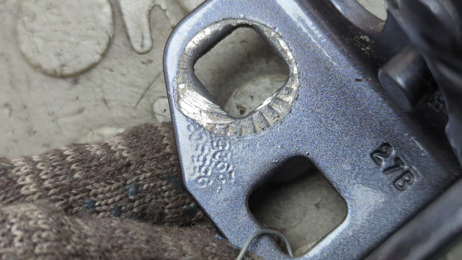 Петля двери