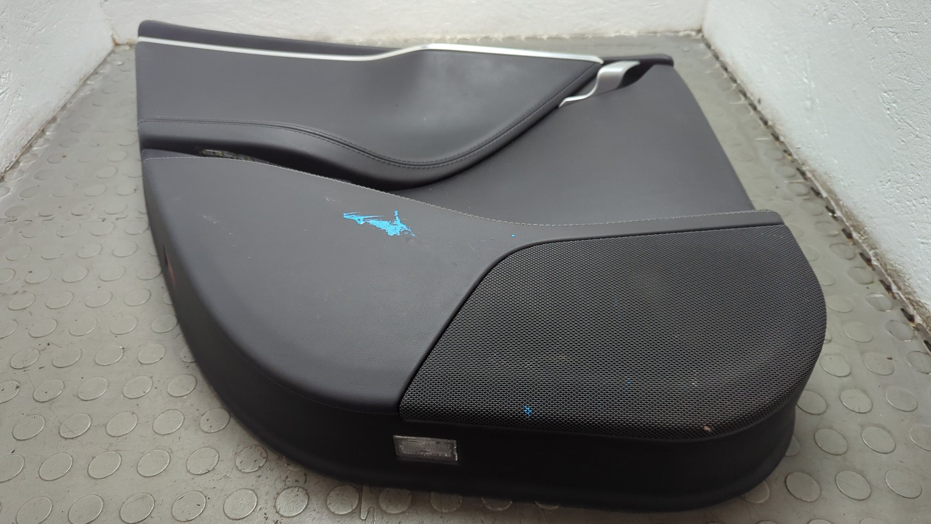 Обшивка двери задней левой