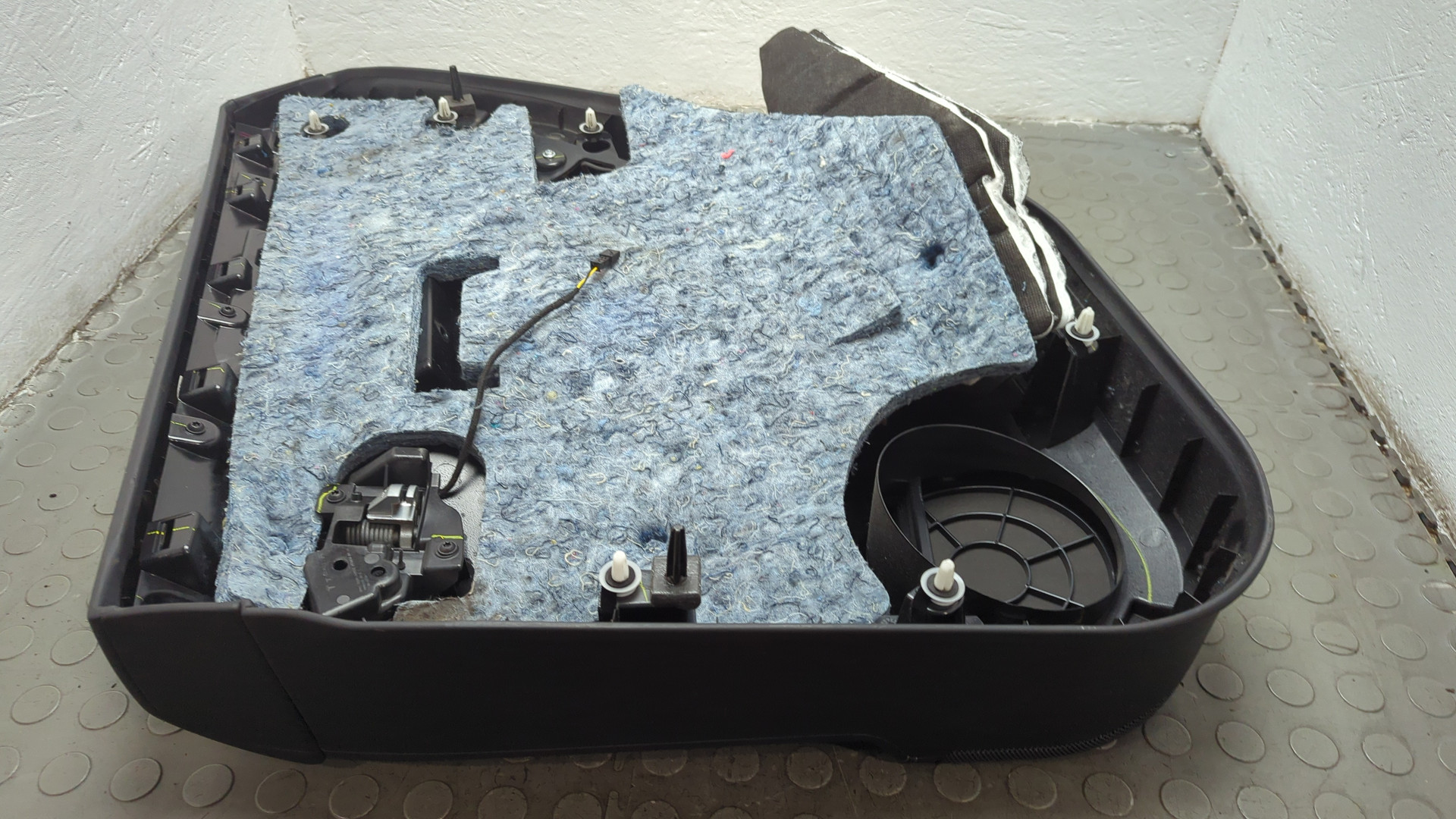 Обшивка двери задней левой