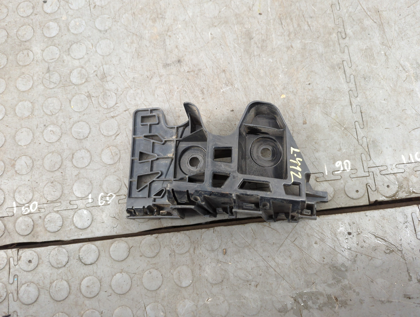 Кронштейн заднего бампера левый