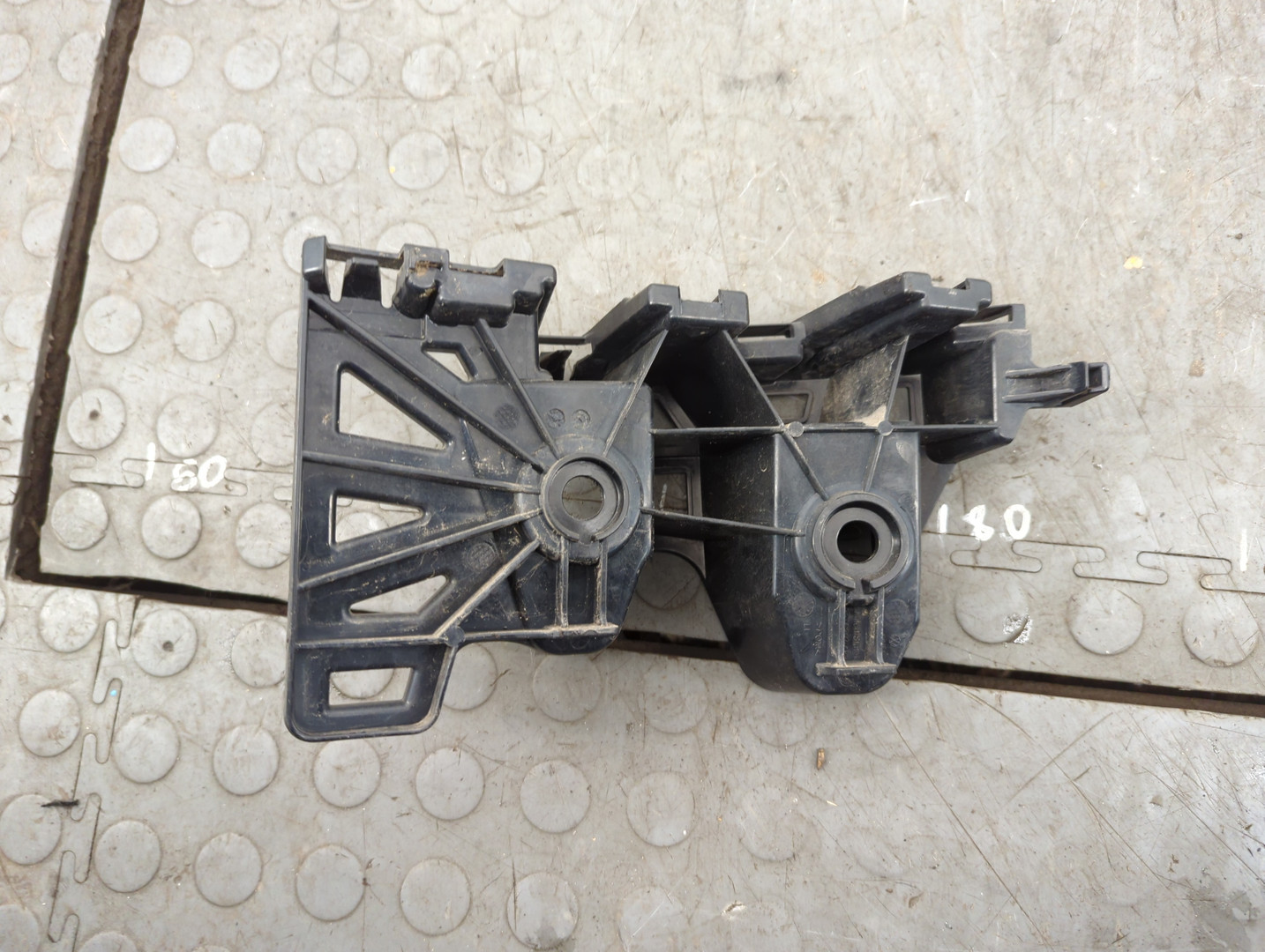 Кронштейн заднего бампера левый