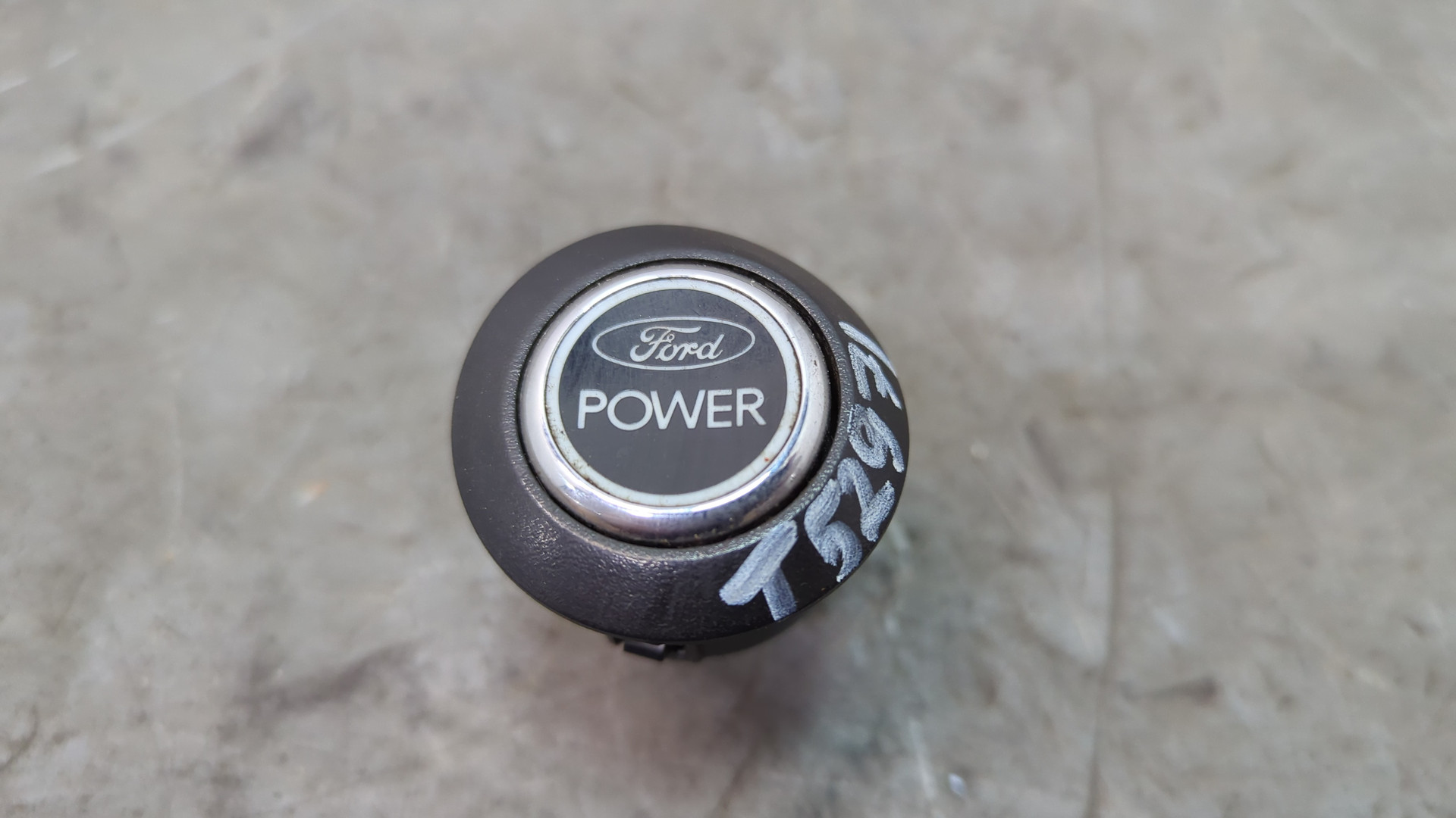 Кнопка запуска двигателя