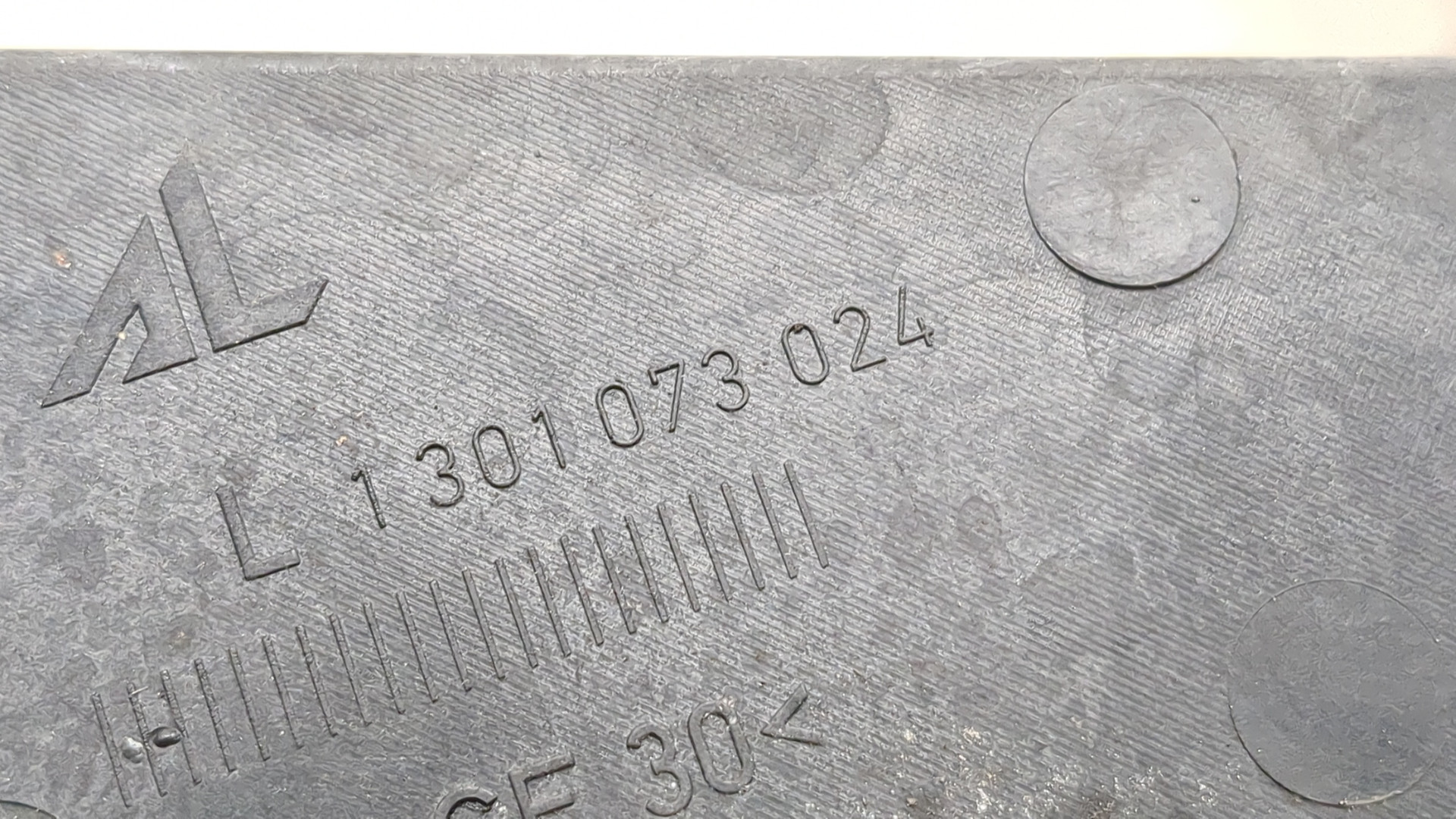 Кронштейн фар левый