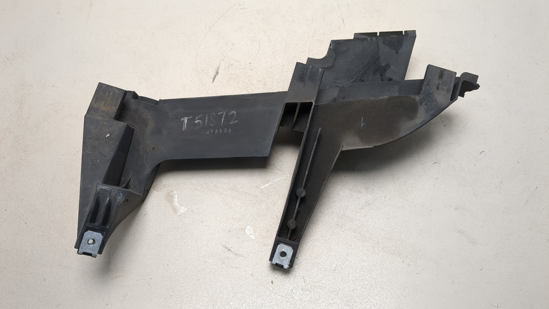 Кронштейн фар левый