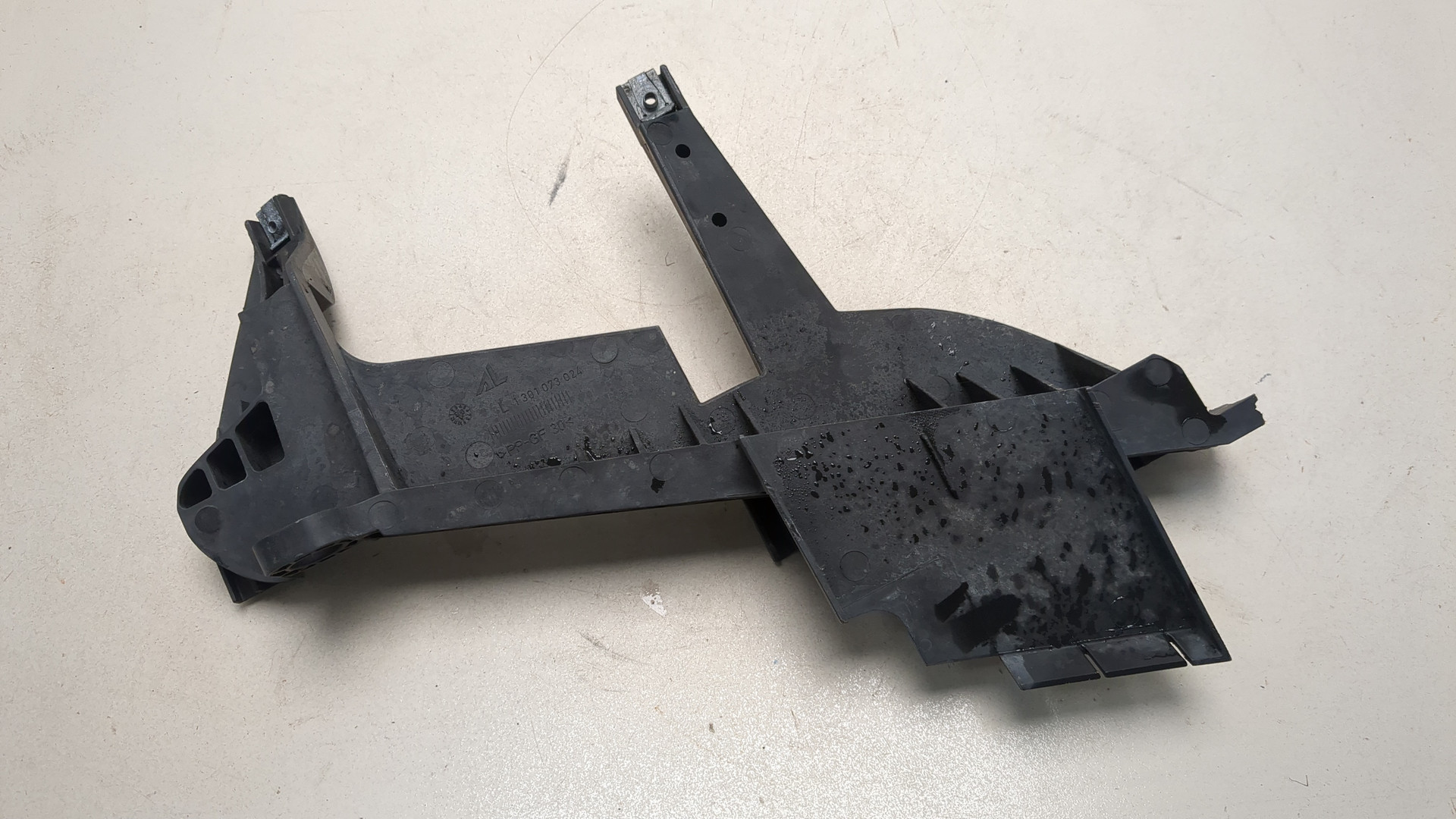 Кронштейн фар левый