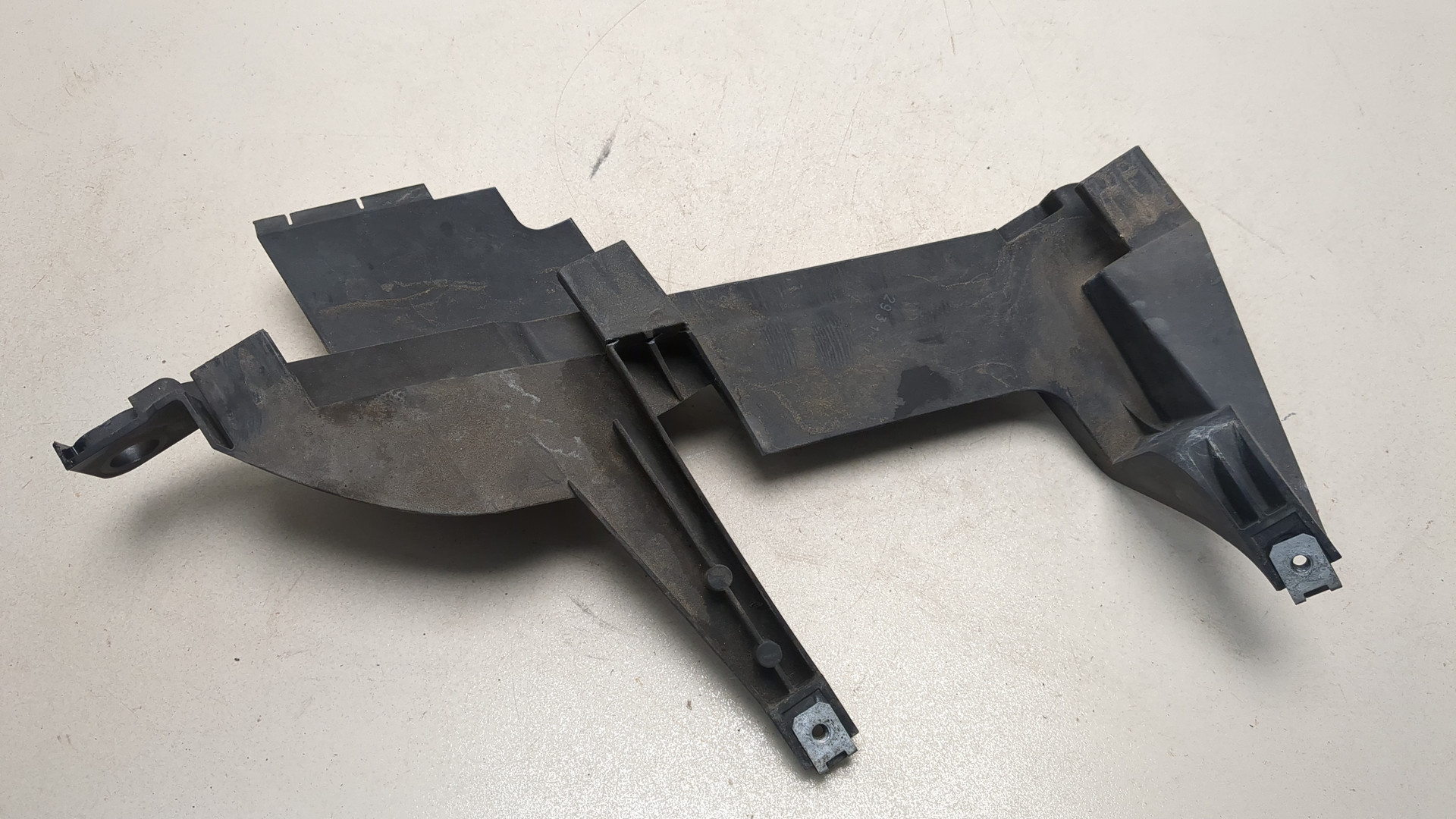 Кронштейн фар правый