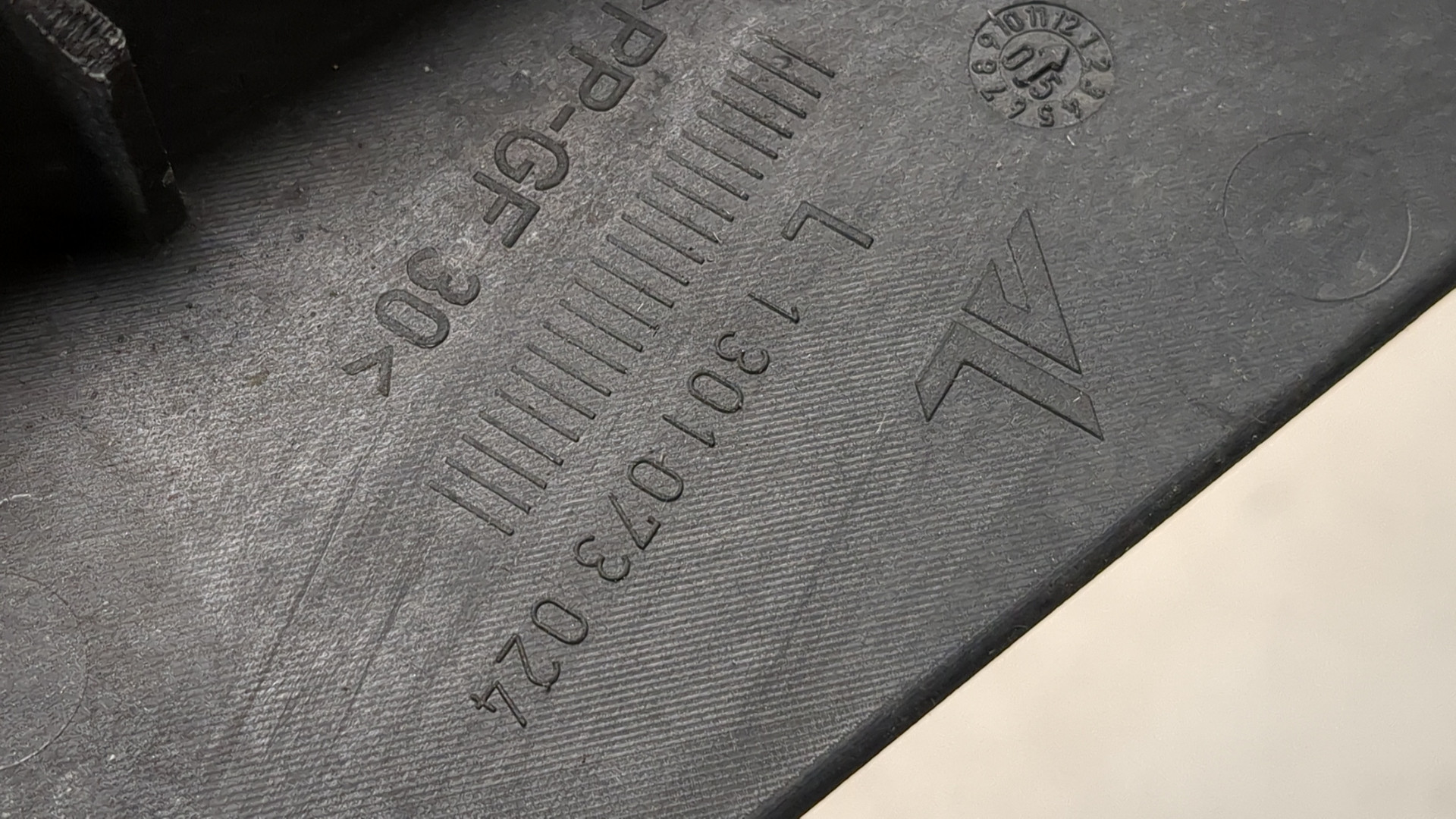 Кронштейн фар левый