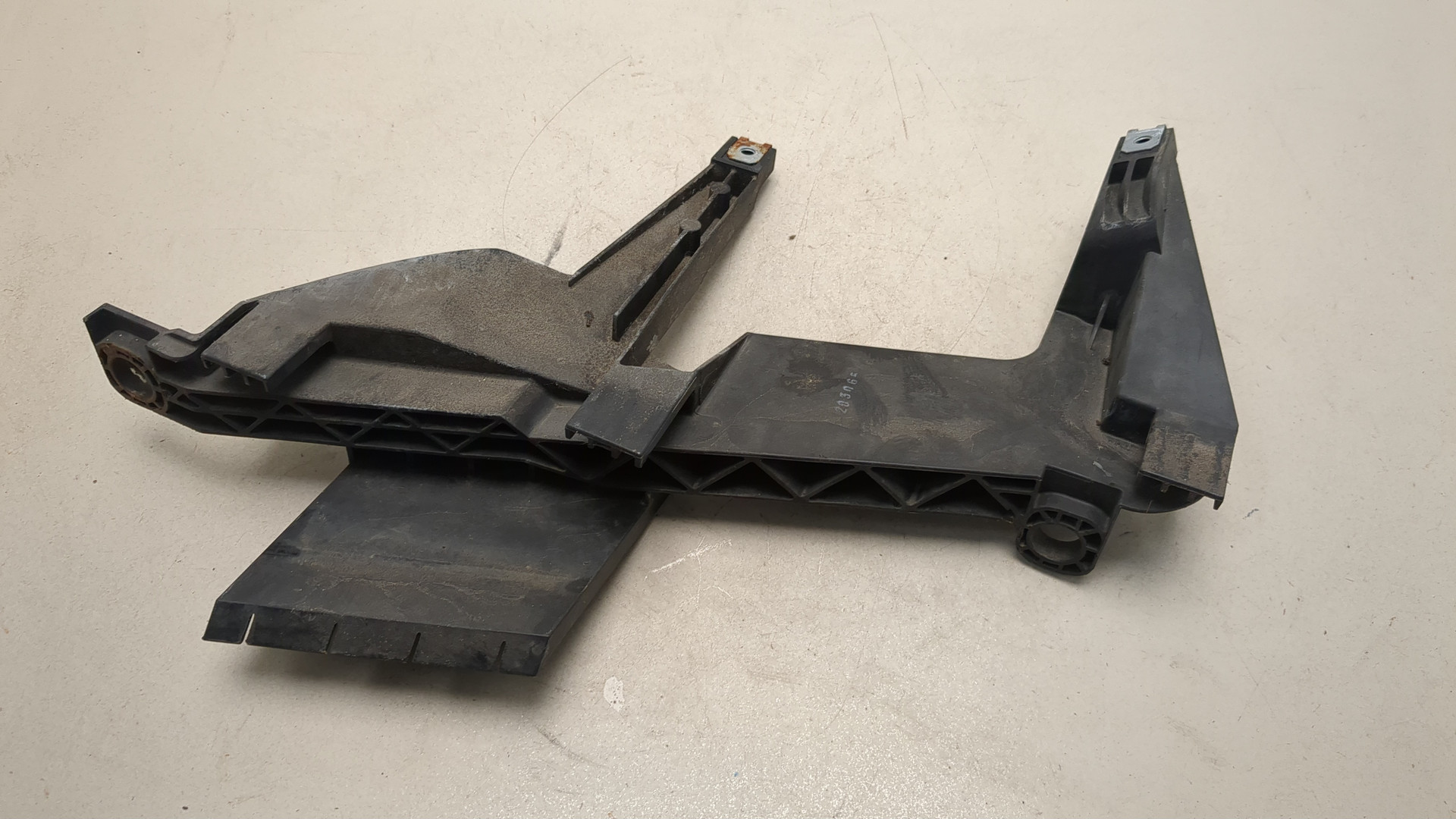 Кронштейн фар левый