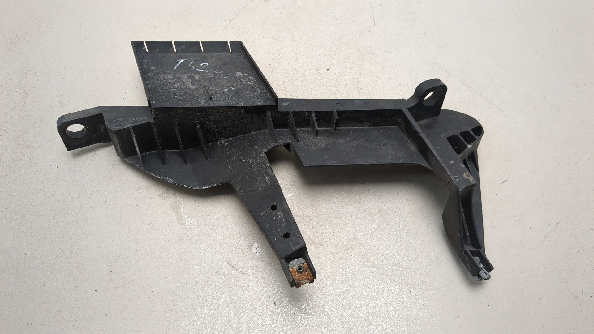 Кронштейн фар левый