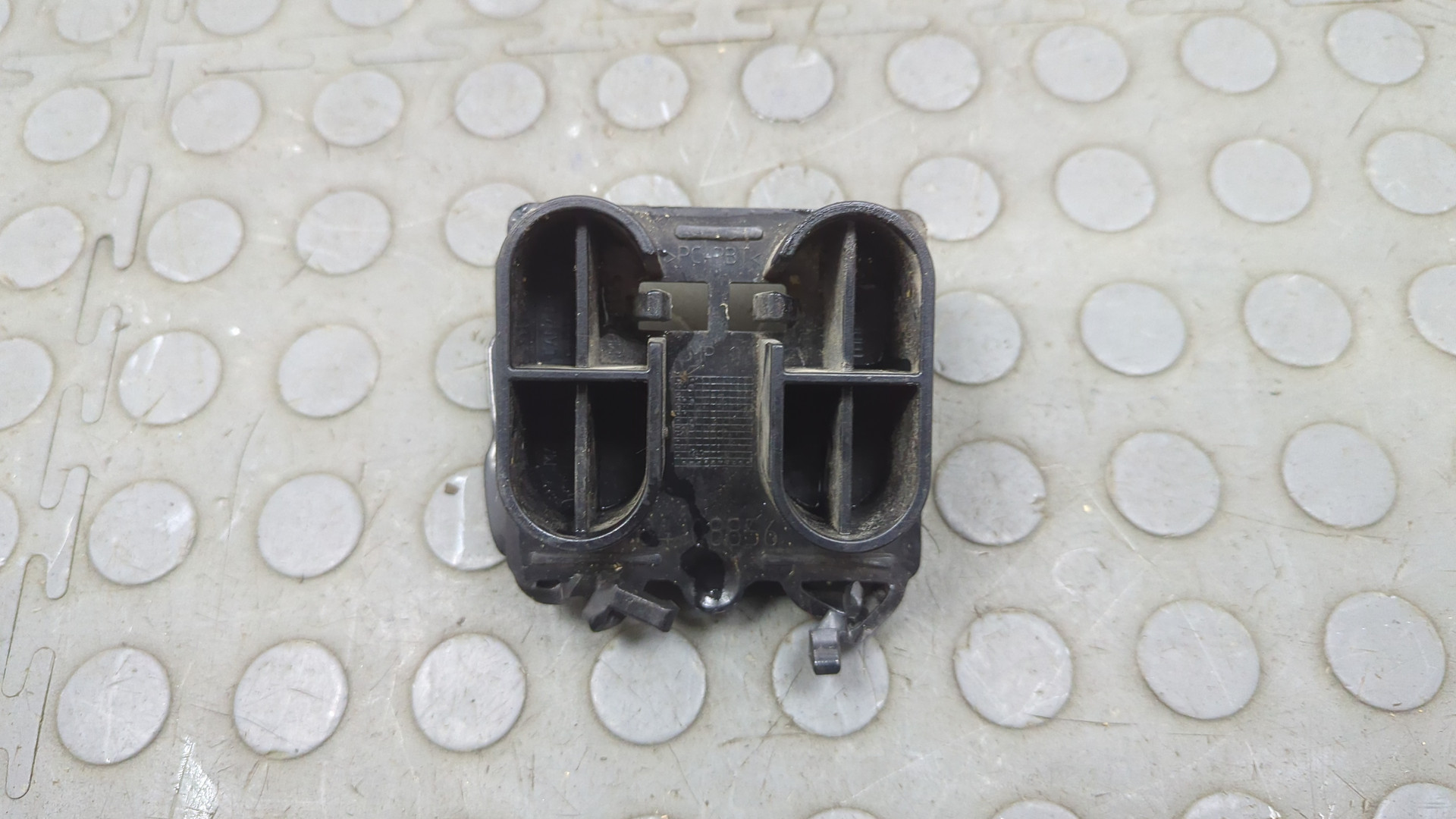 Кронштейн переднего бампера правый