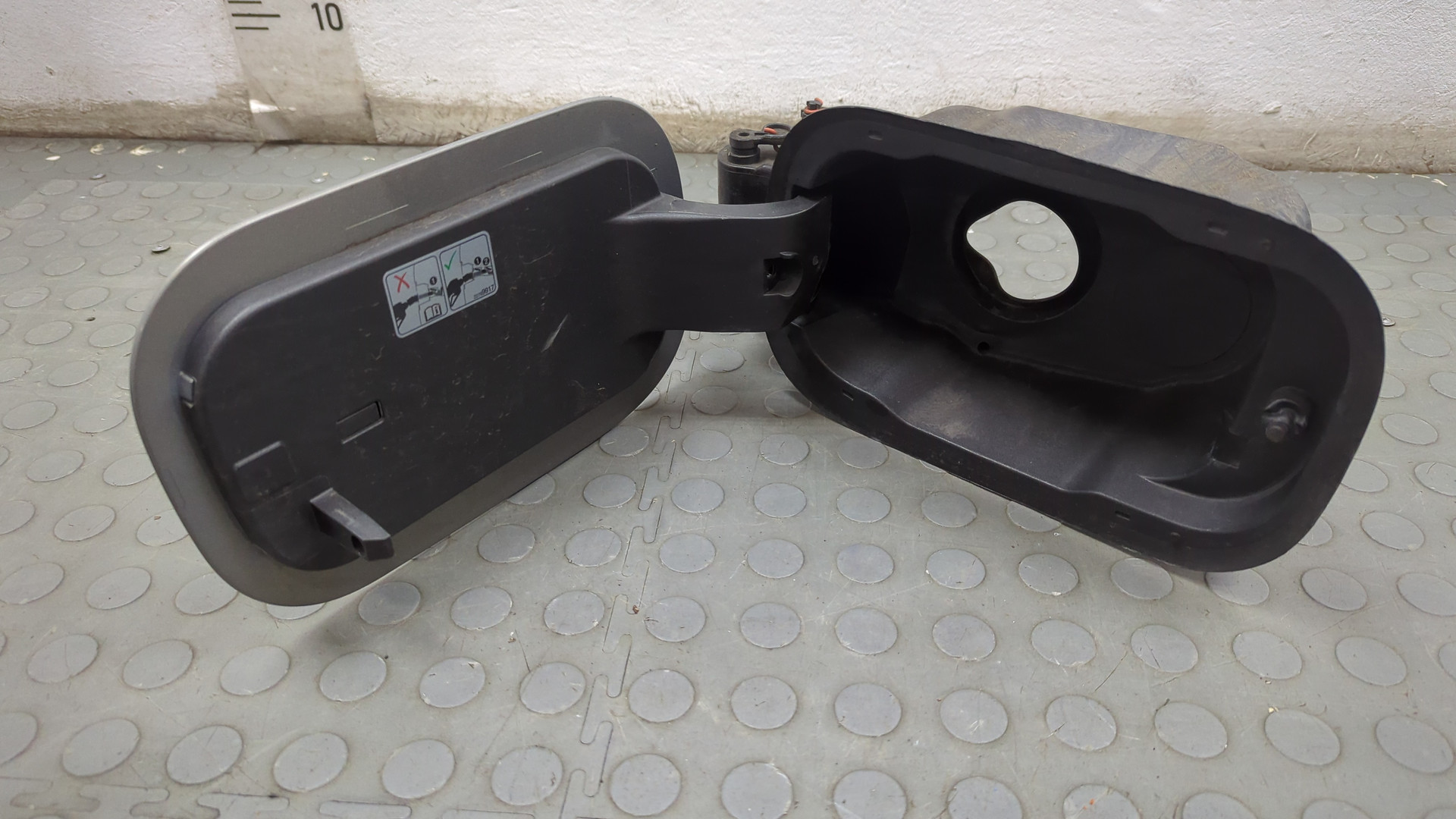 Лючок бензобака