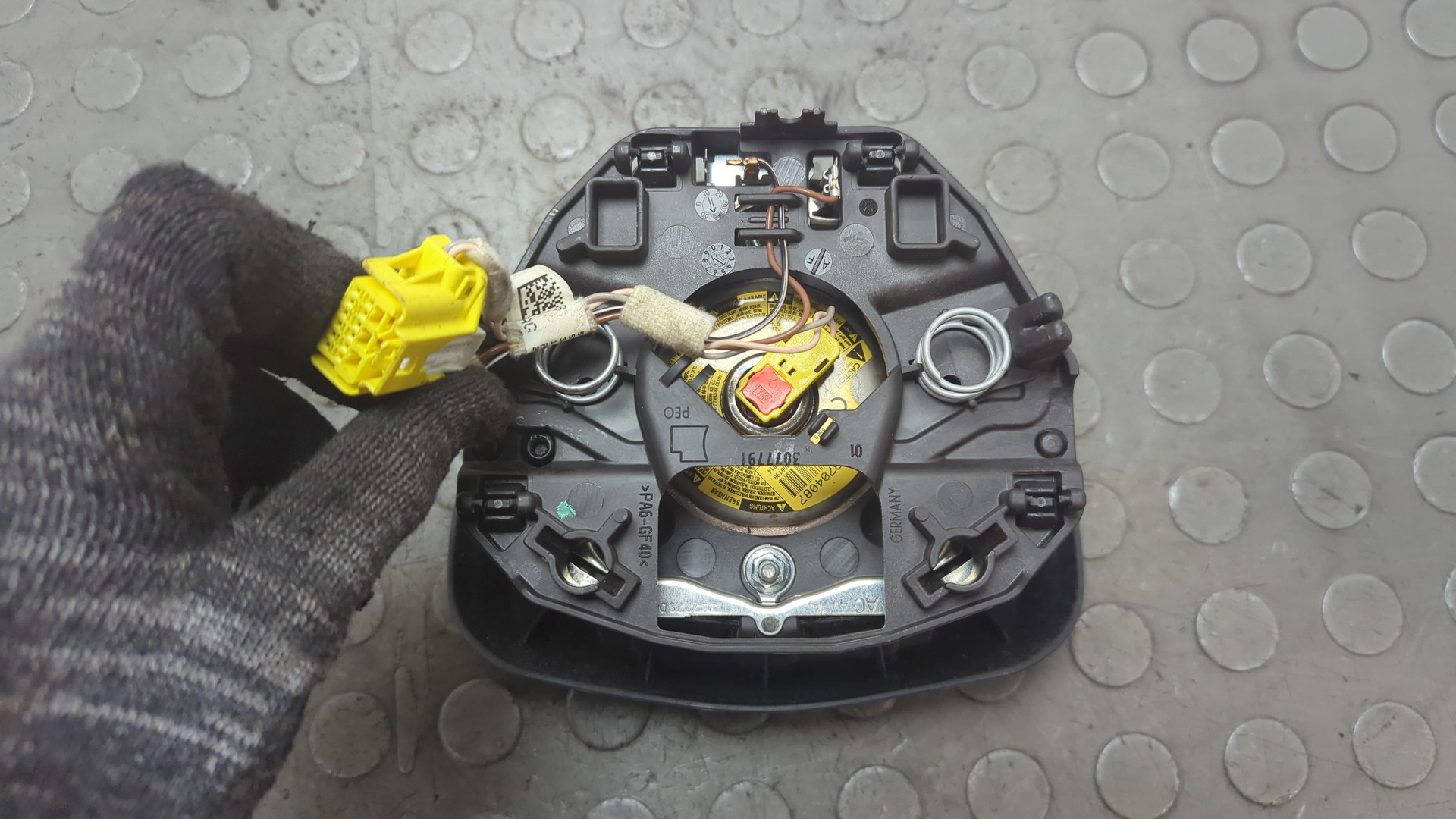 Подушка безопасности в рулевое колесо