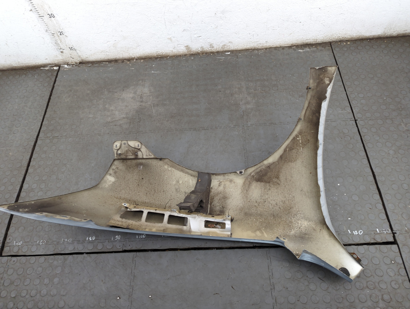 Крыло переднее левое