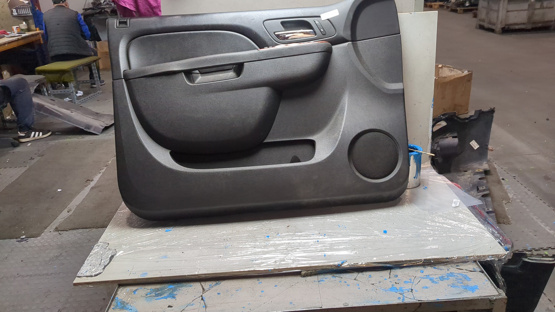 Обшивка двери передней левой