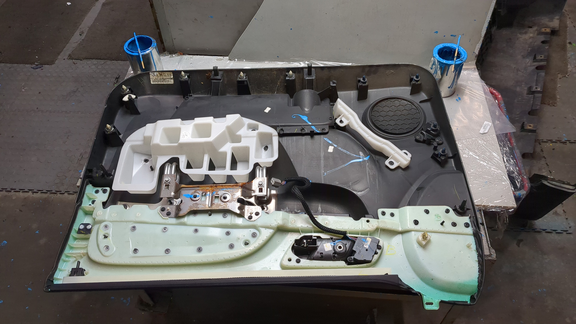 Обшивка двери передней левой