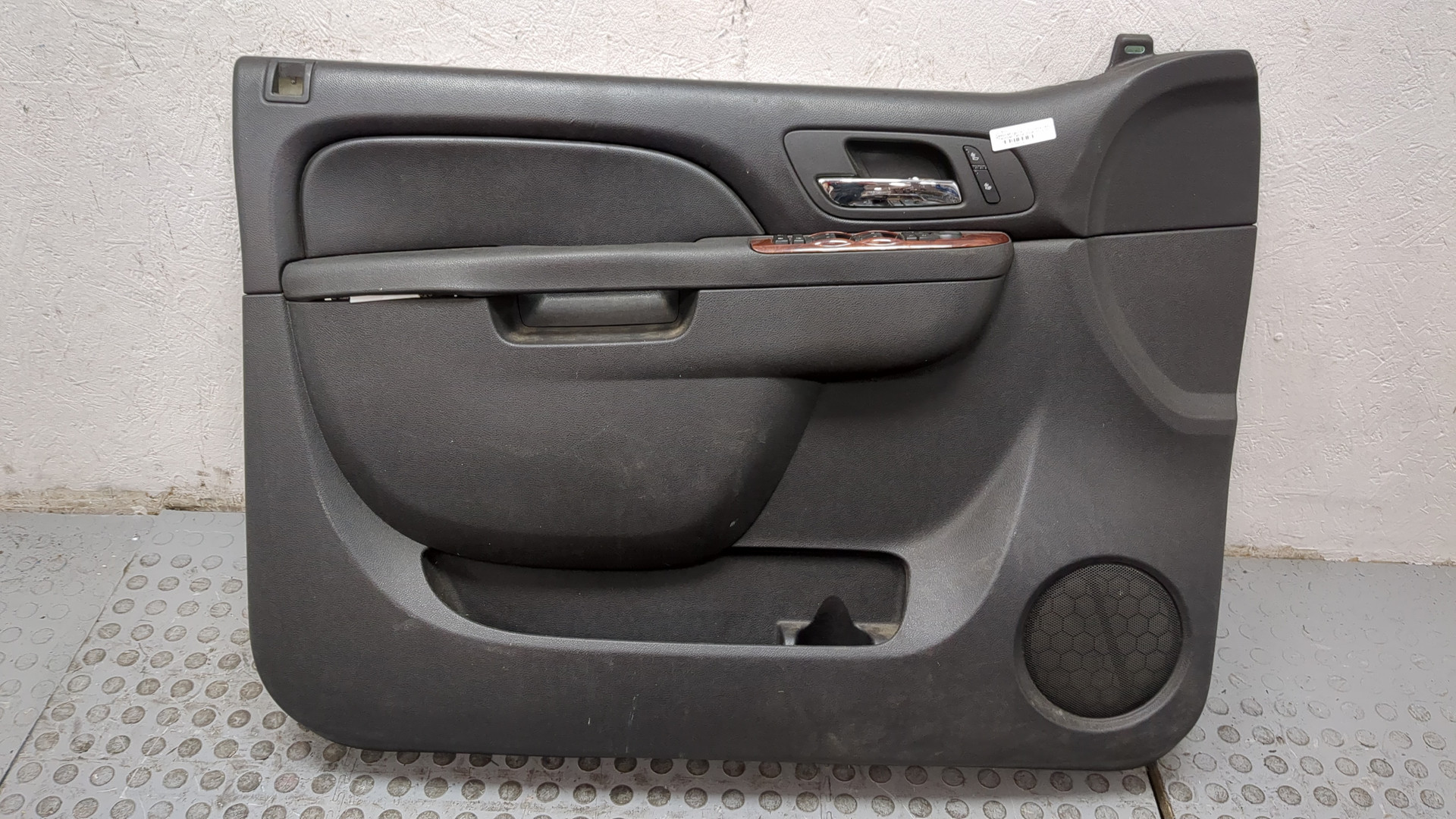 Обшивка двери передней левой