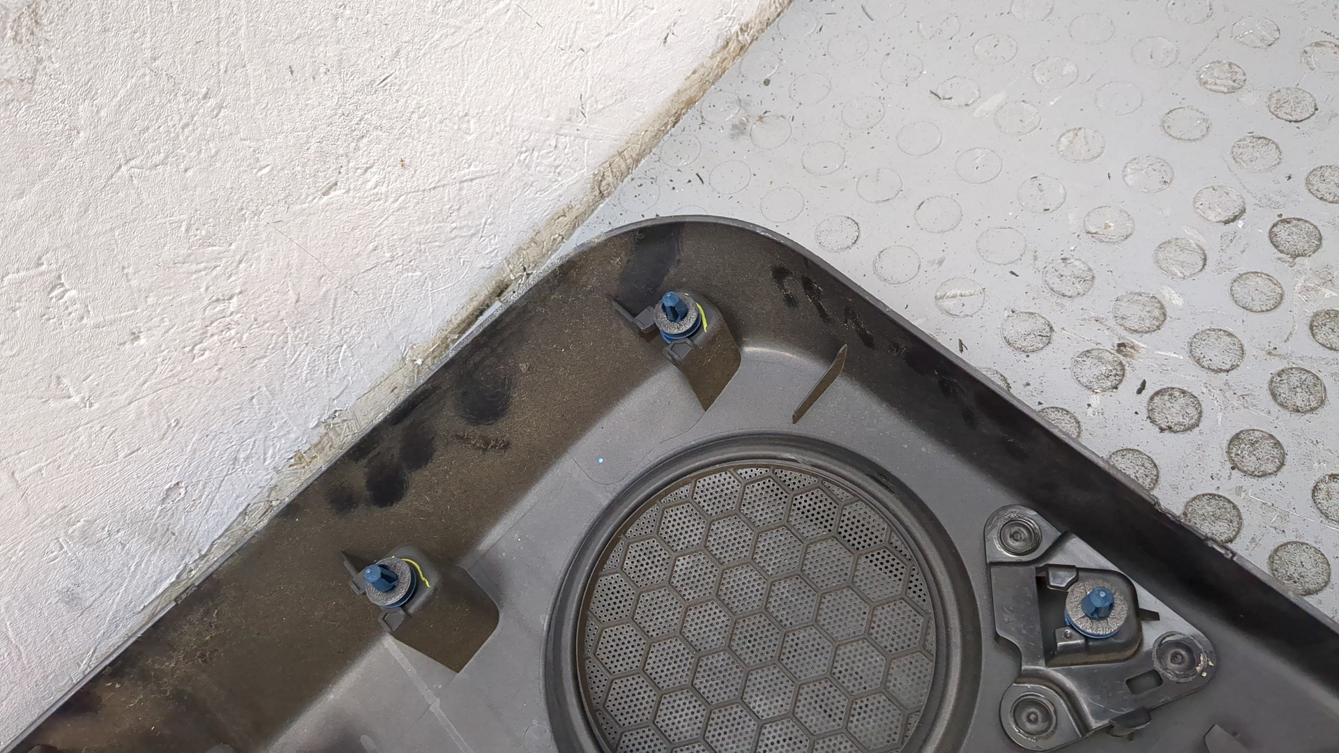 Обшивка двери передней левой