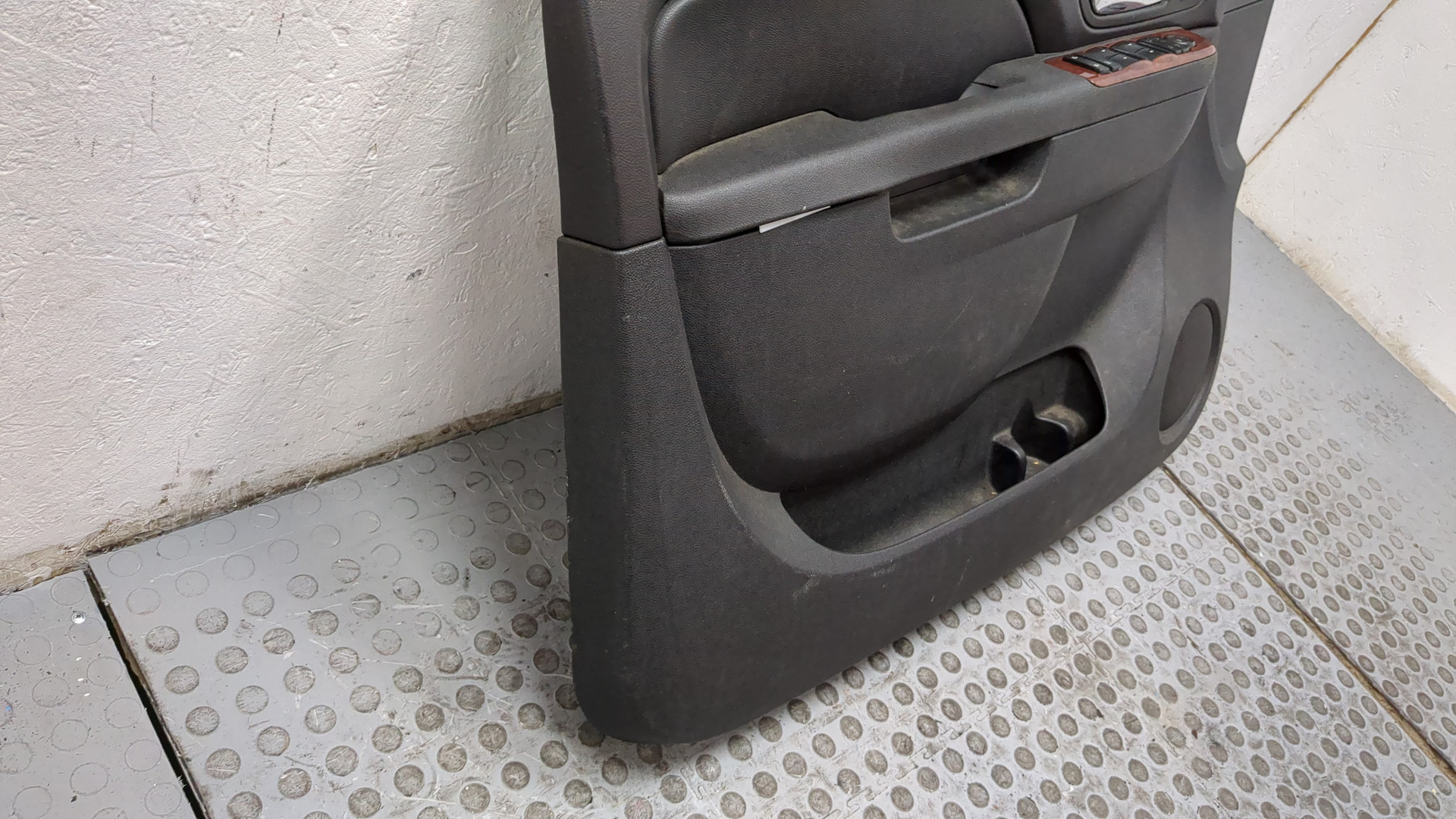 Обшивка двери передней левой