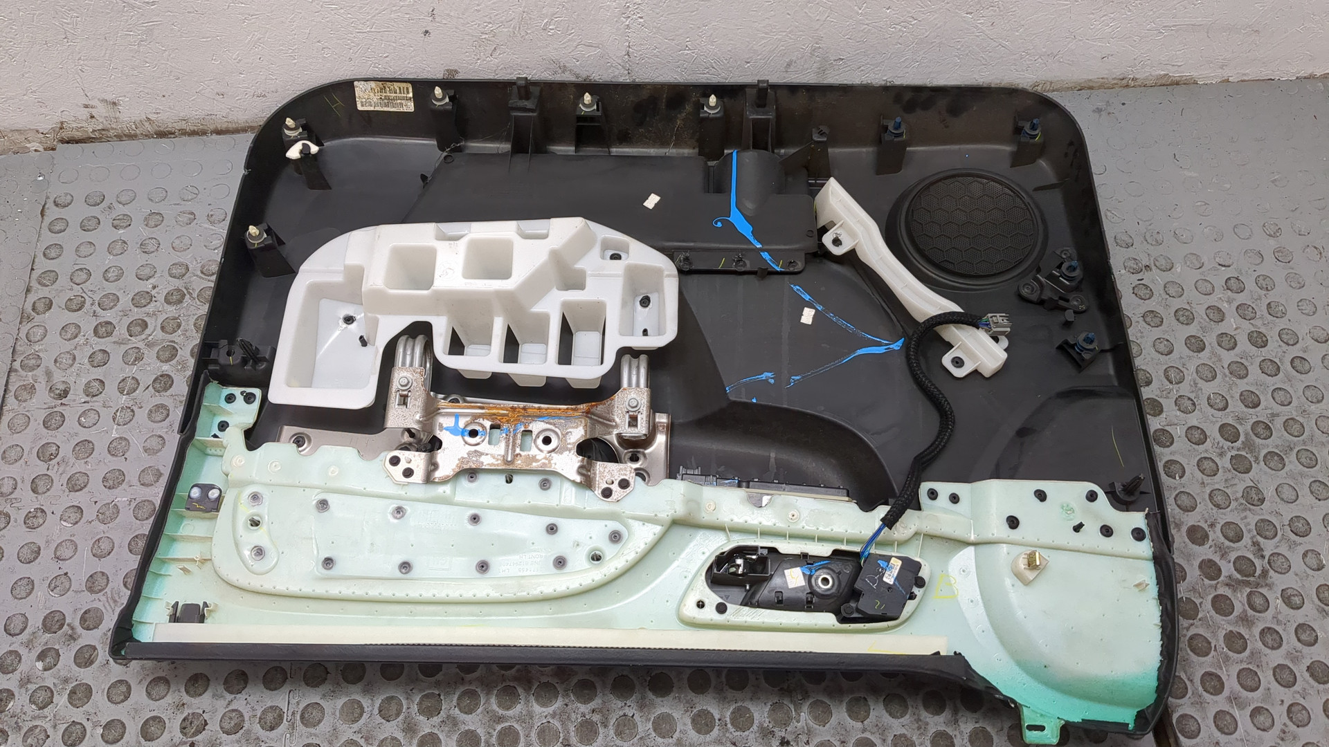 Обшивка двери передней левой