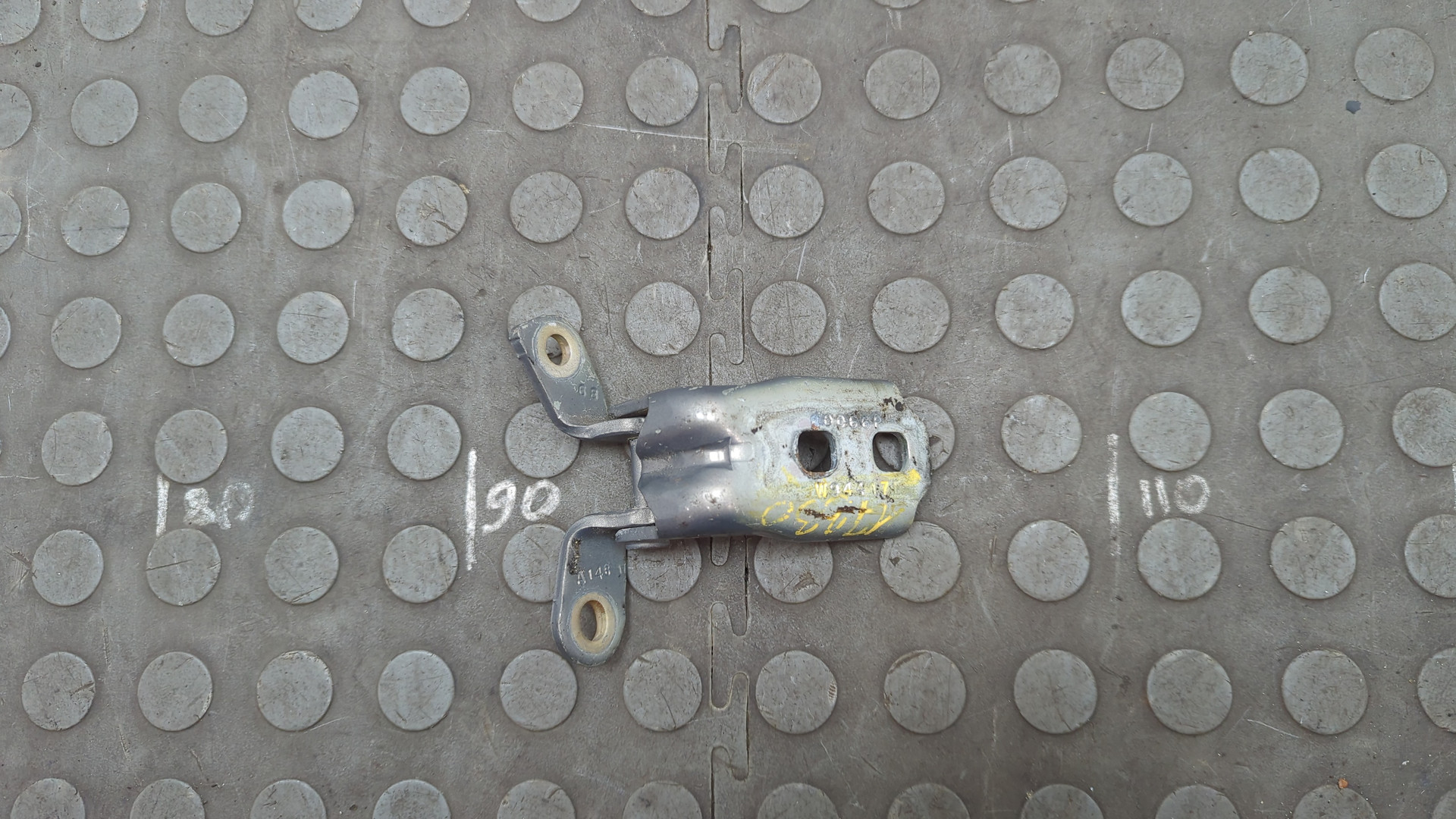 Петля двери