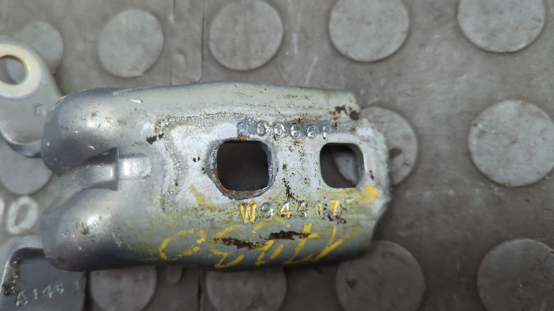 Петля двери