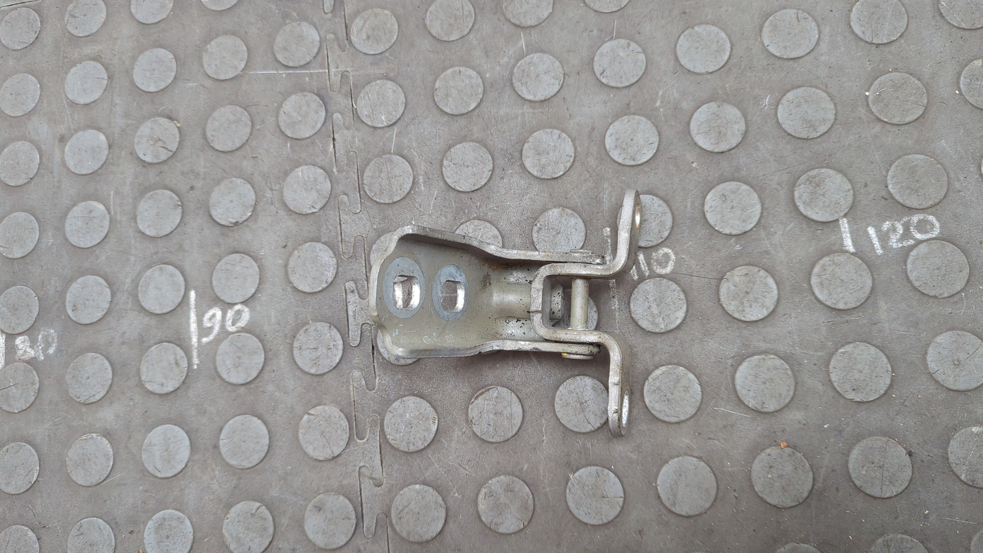 Петля двери