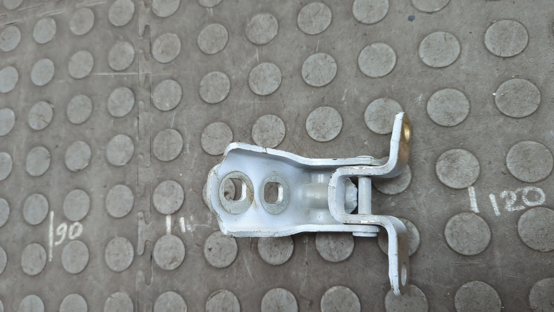 Петля двери