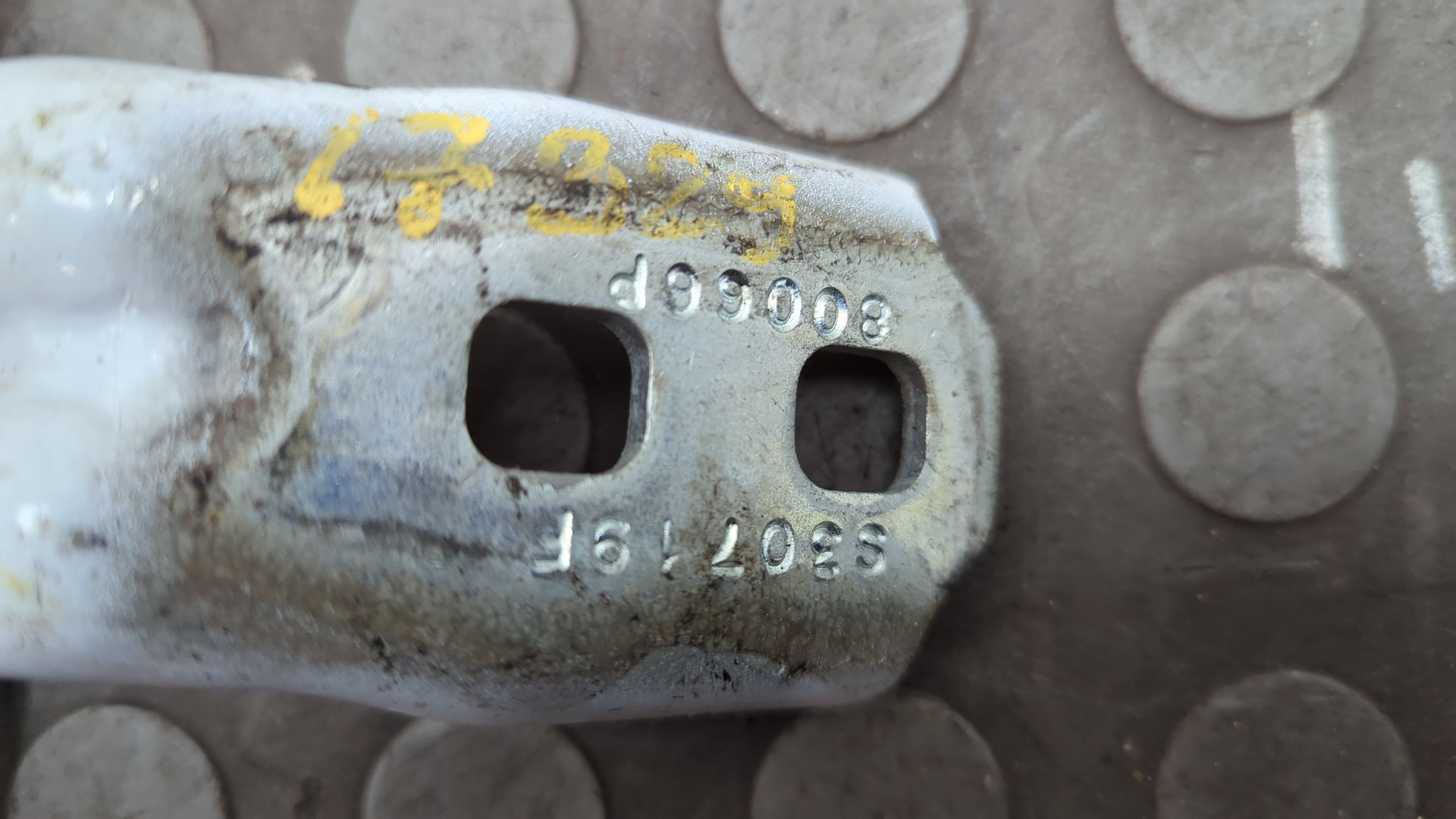 Петля двери