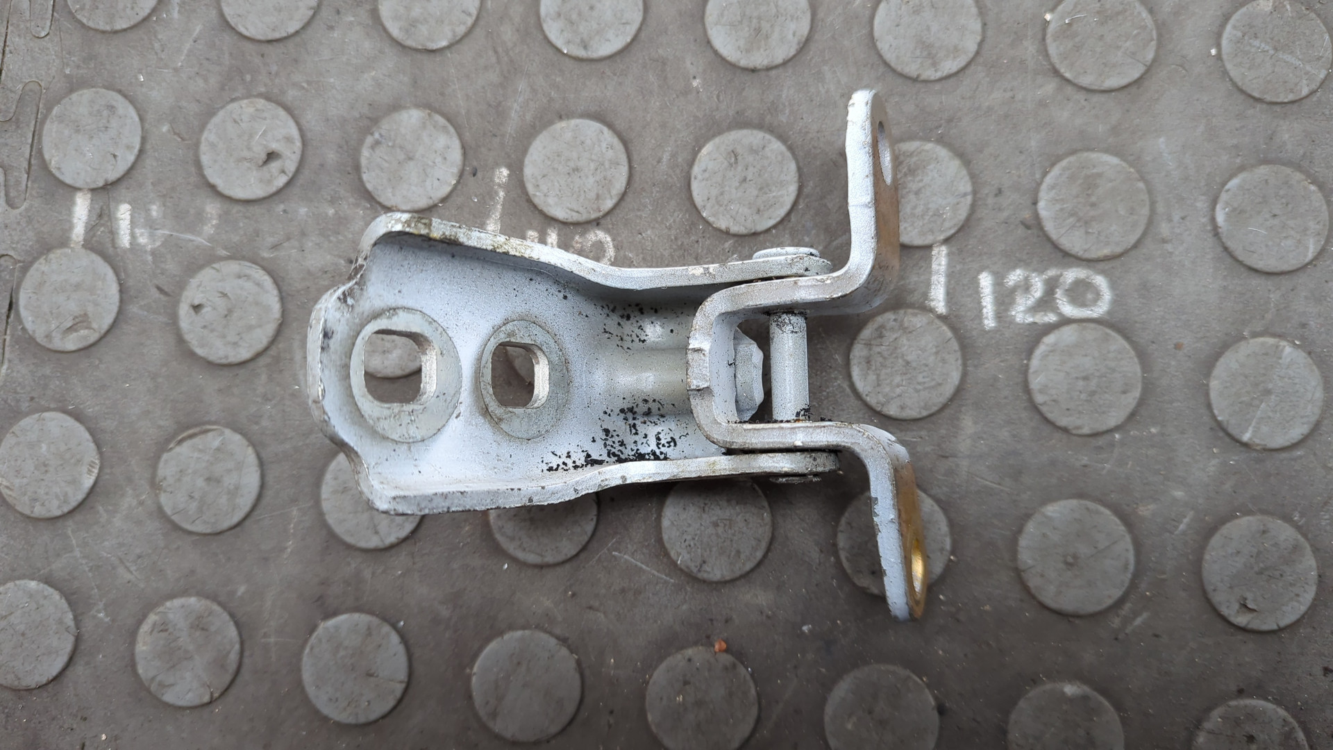 Петля двери