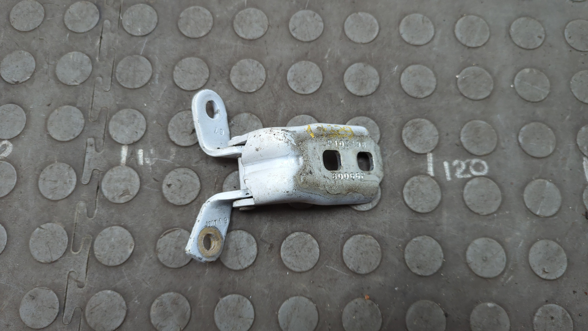 Петля двери