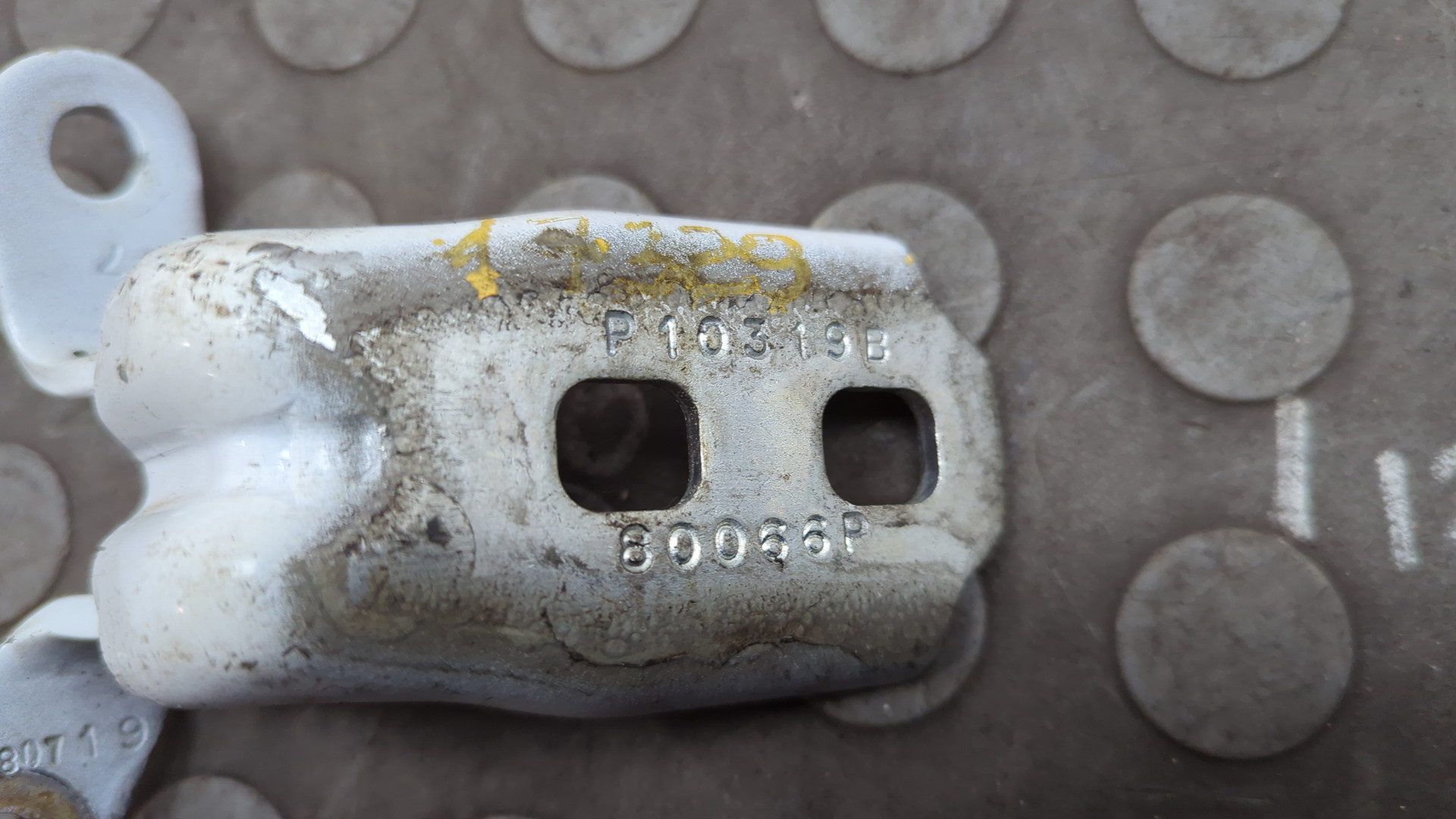 Петля двери