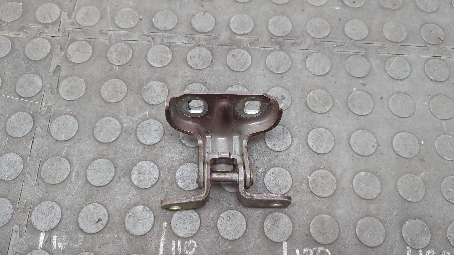 Петля двери