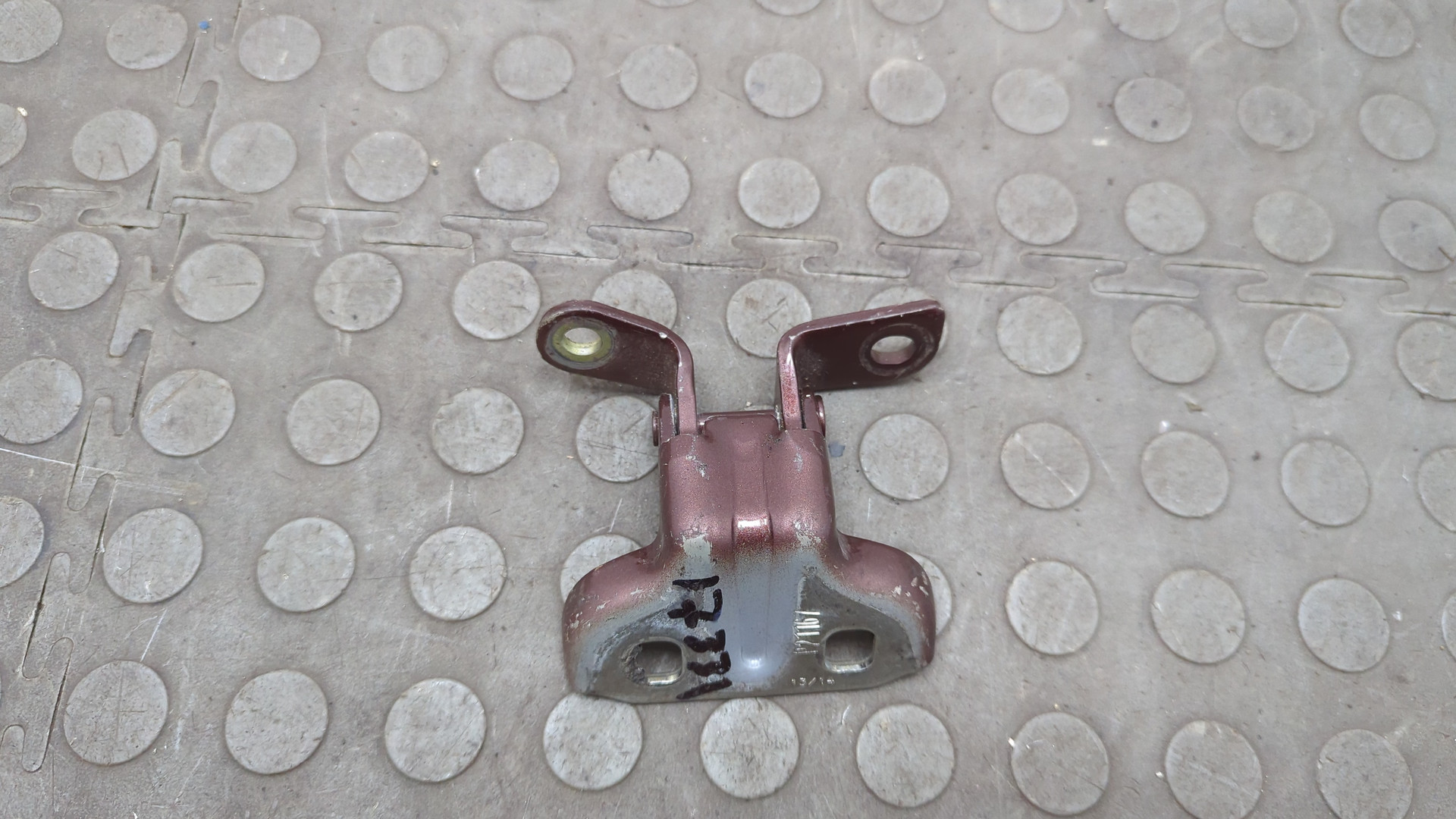 Петля двери