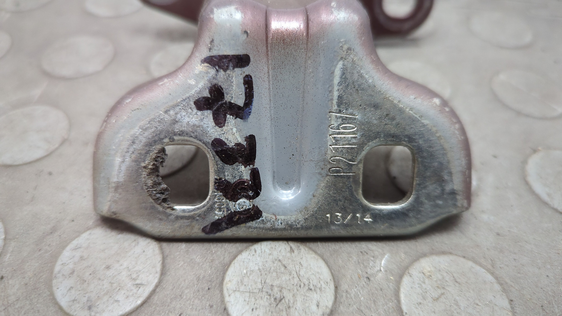 Петля двери