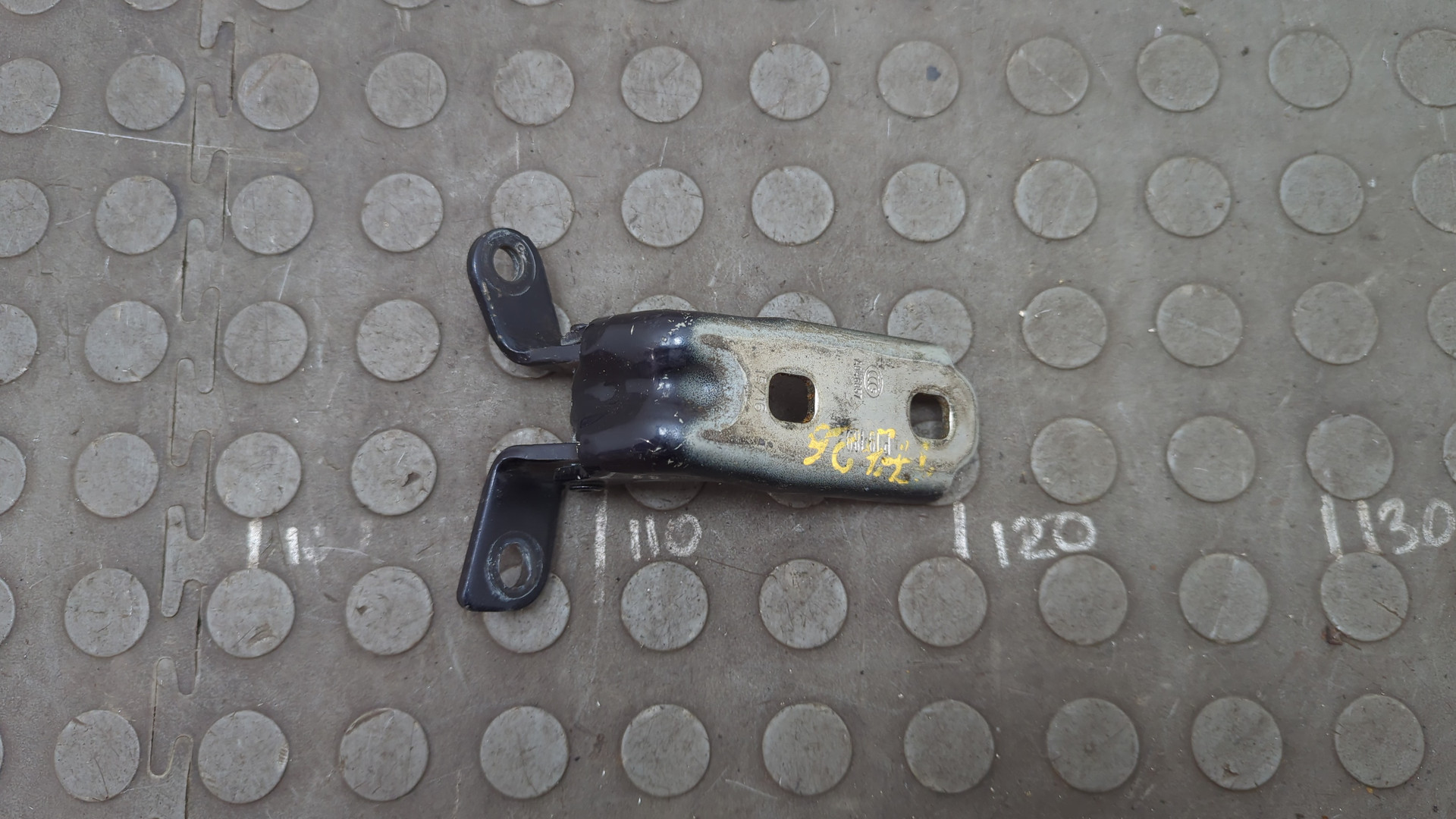 Петля двери