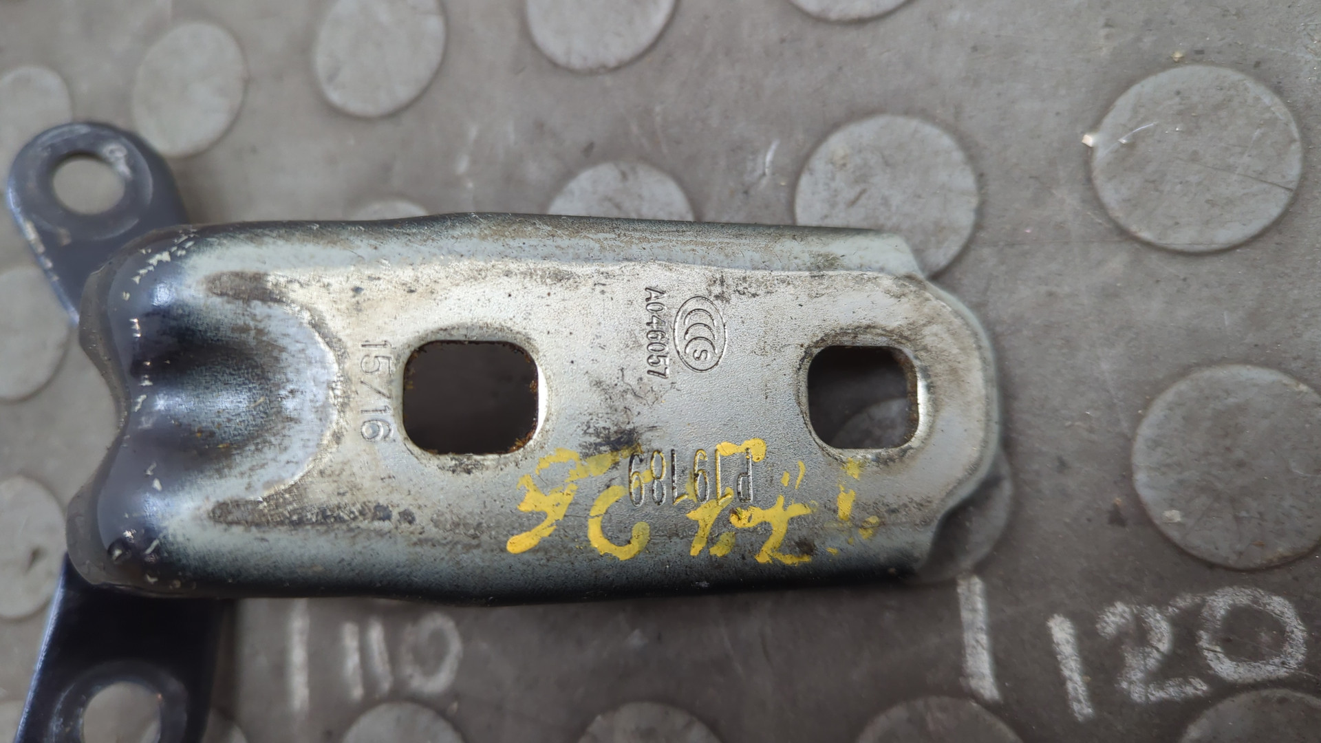 Петля двери