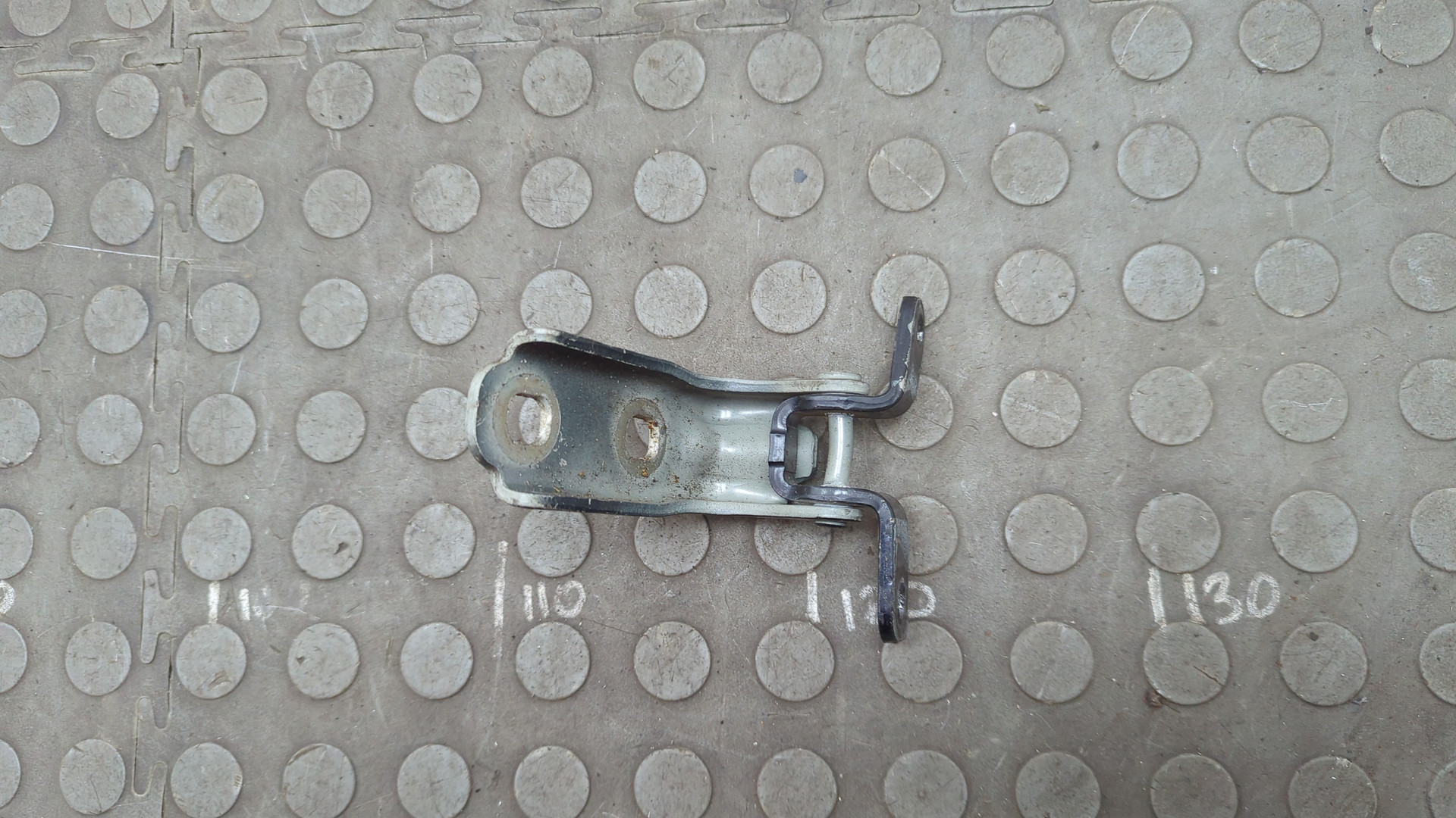 Петля двери