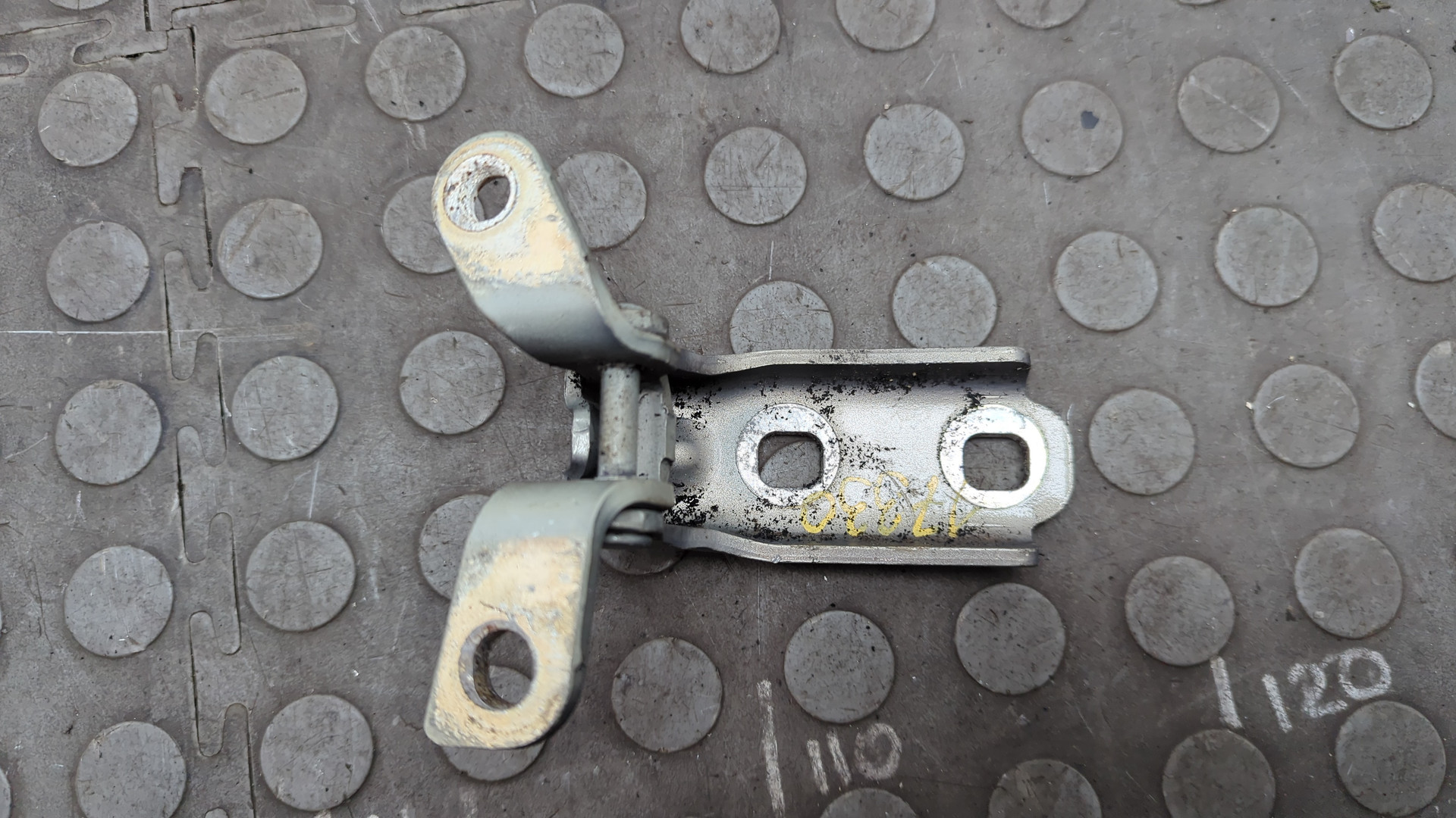 Петля двери