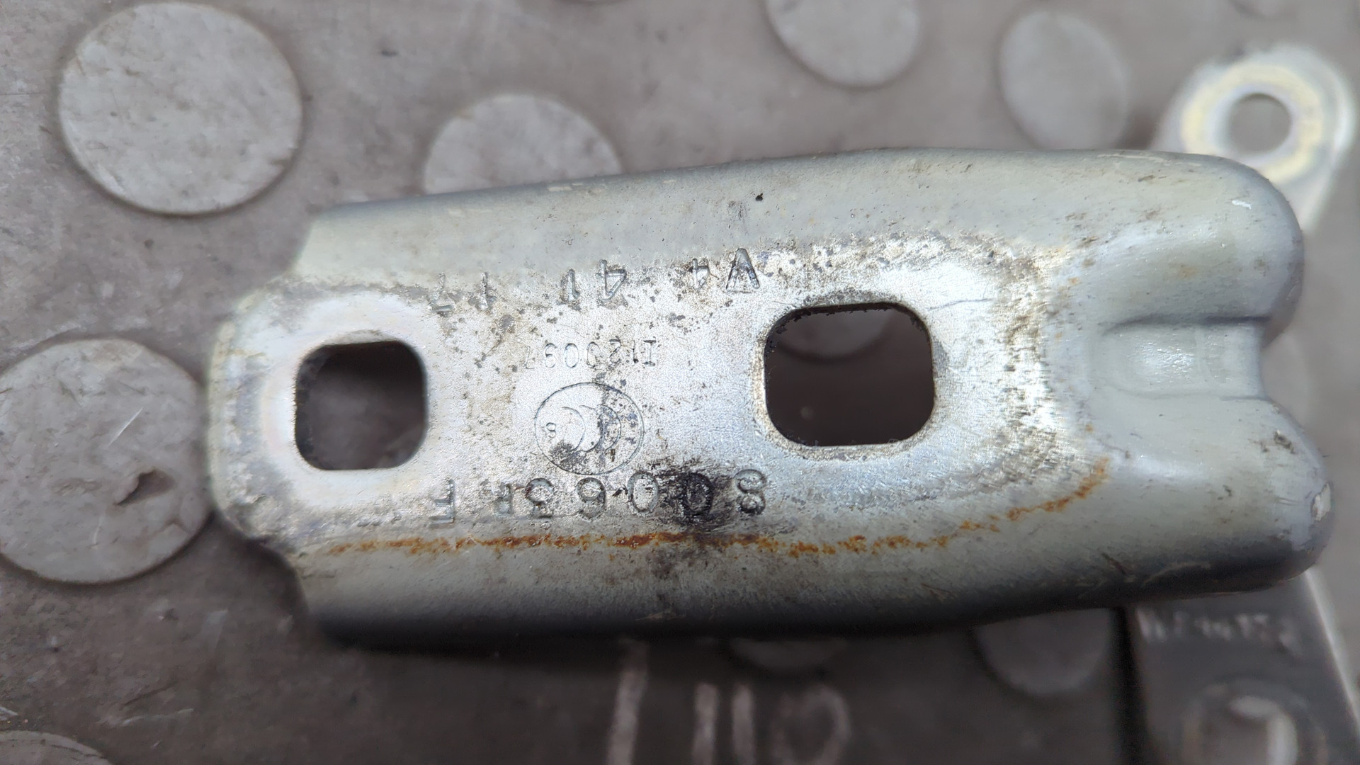 Петля двери