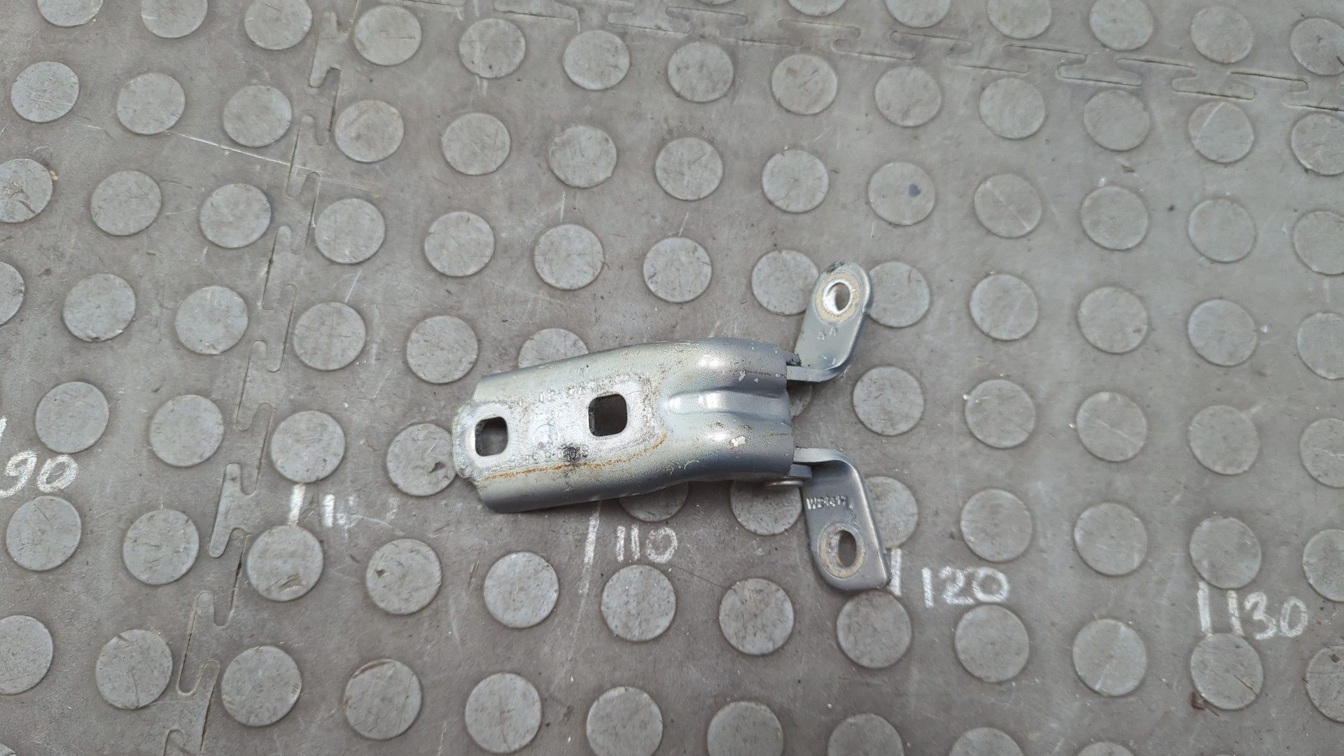 Петля двери