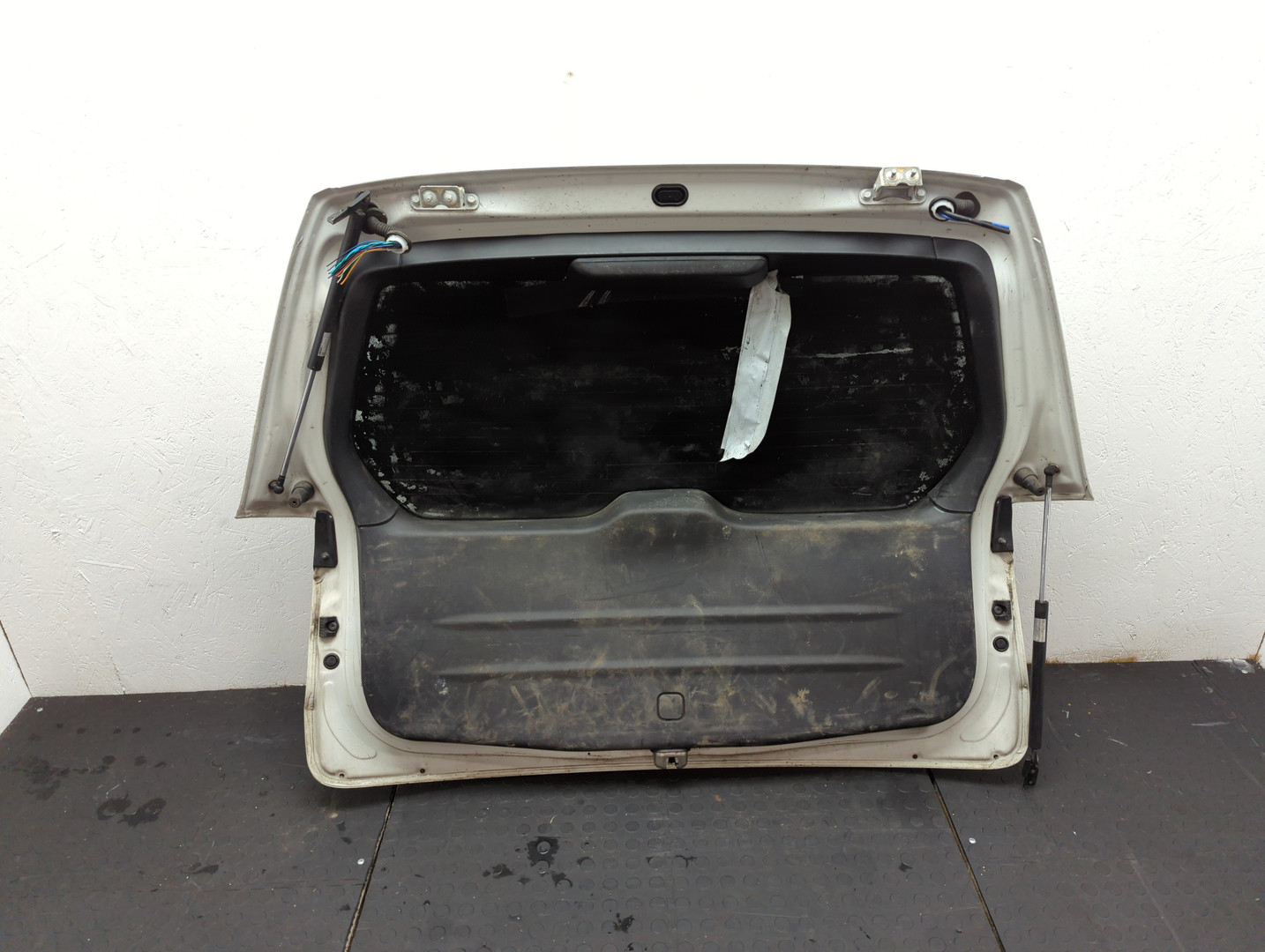 Дверь багажника