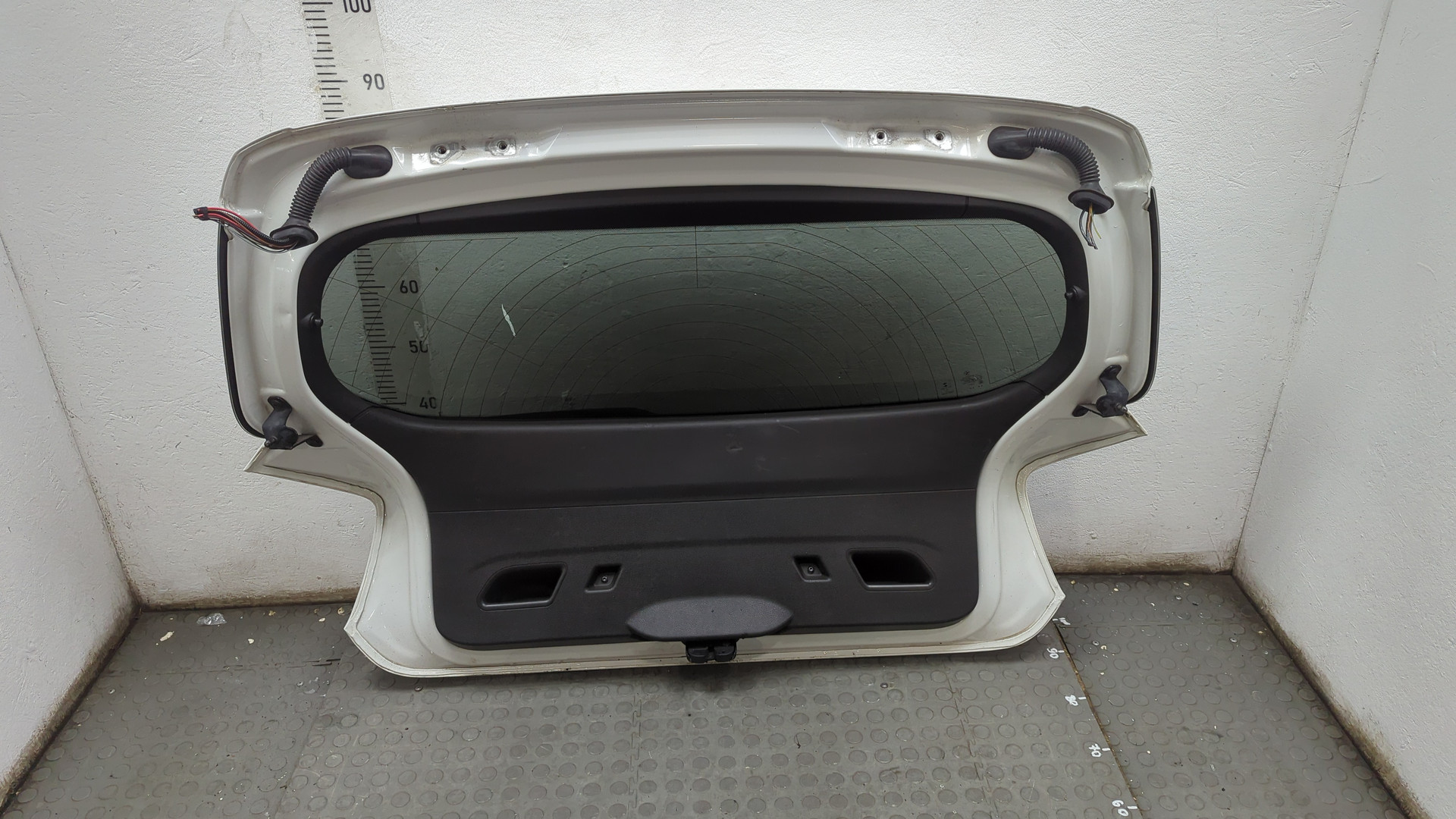 Дверь багажника